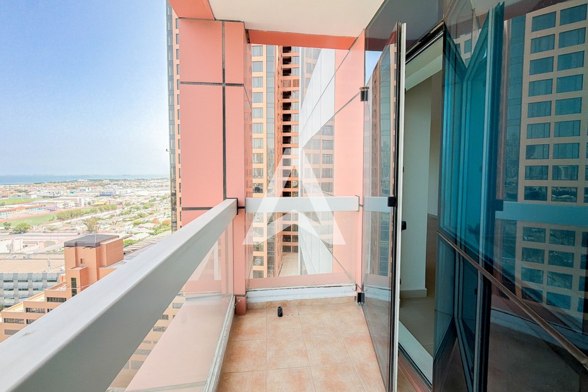Displayed image from the thumbnail slider