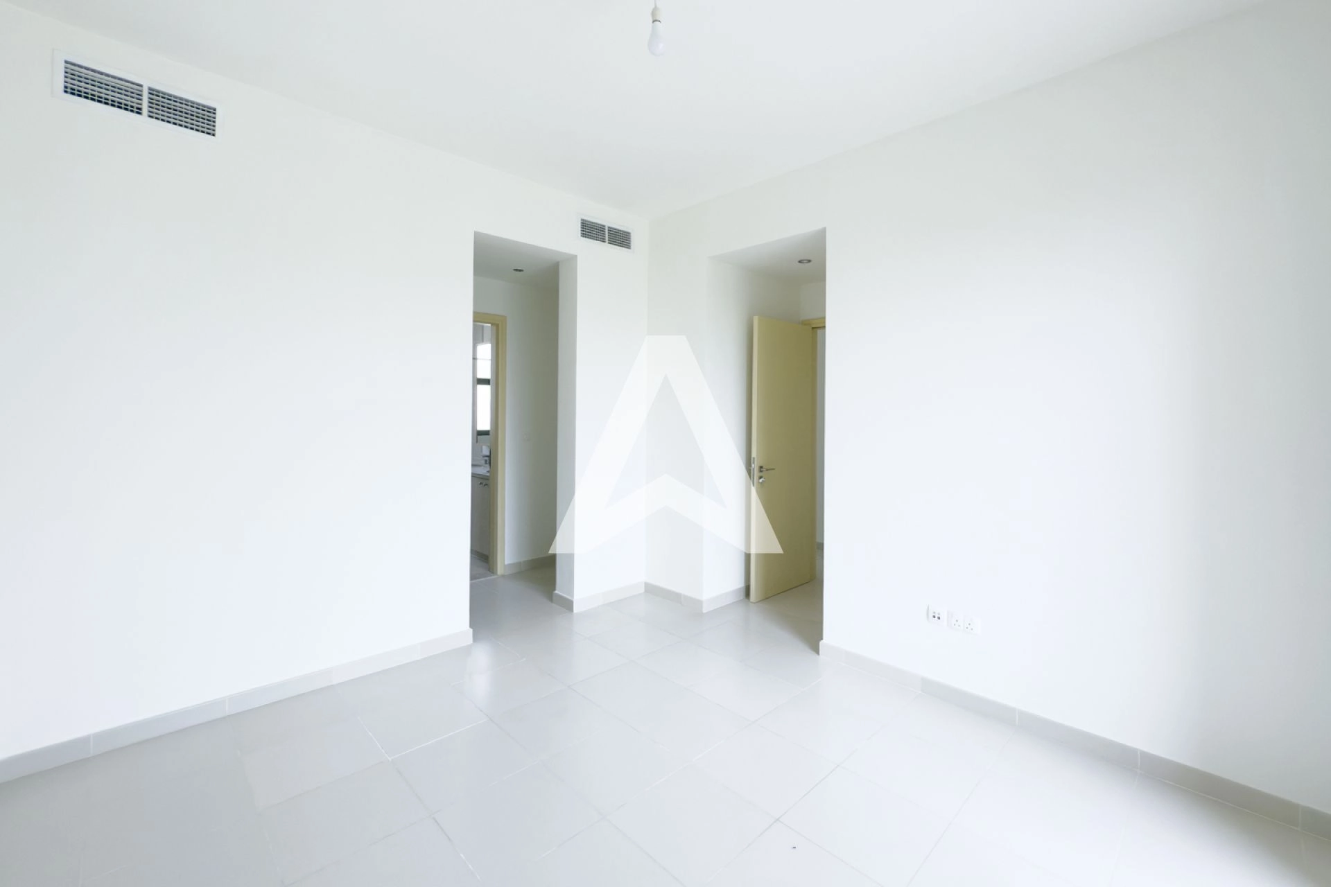 Displayed image from the thumbnail slider