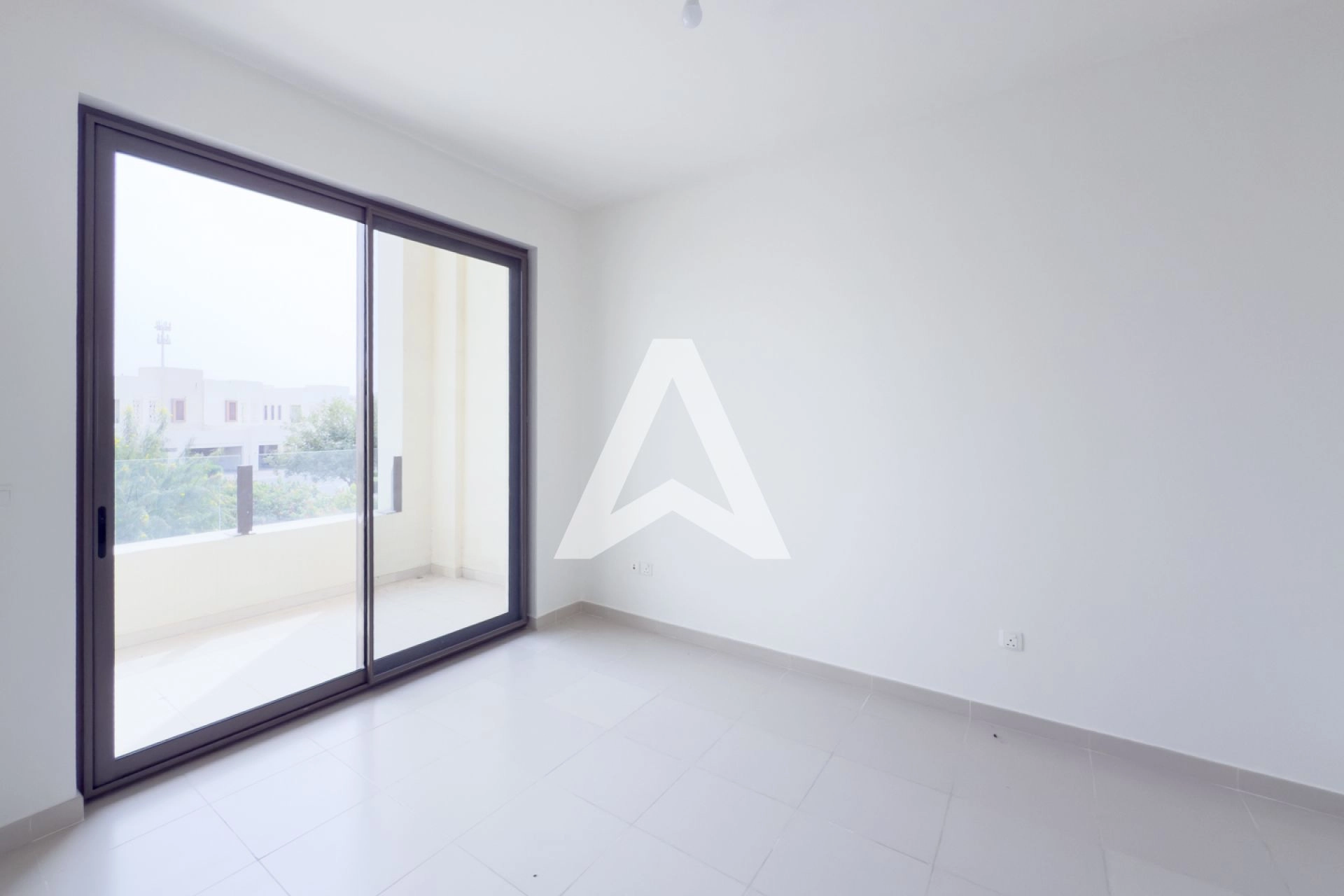 Displayed image from the thumbnail slider
