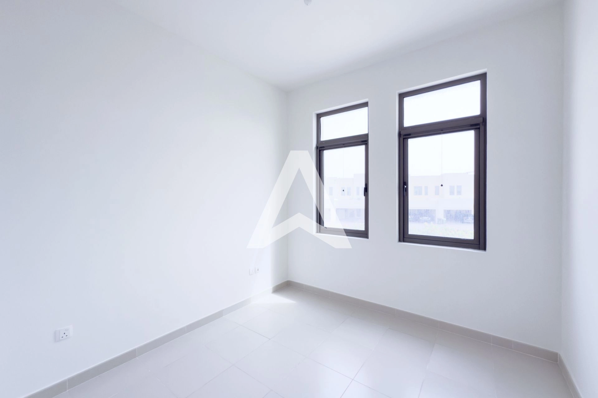 Displayed image from the thumbnail slider