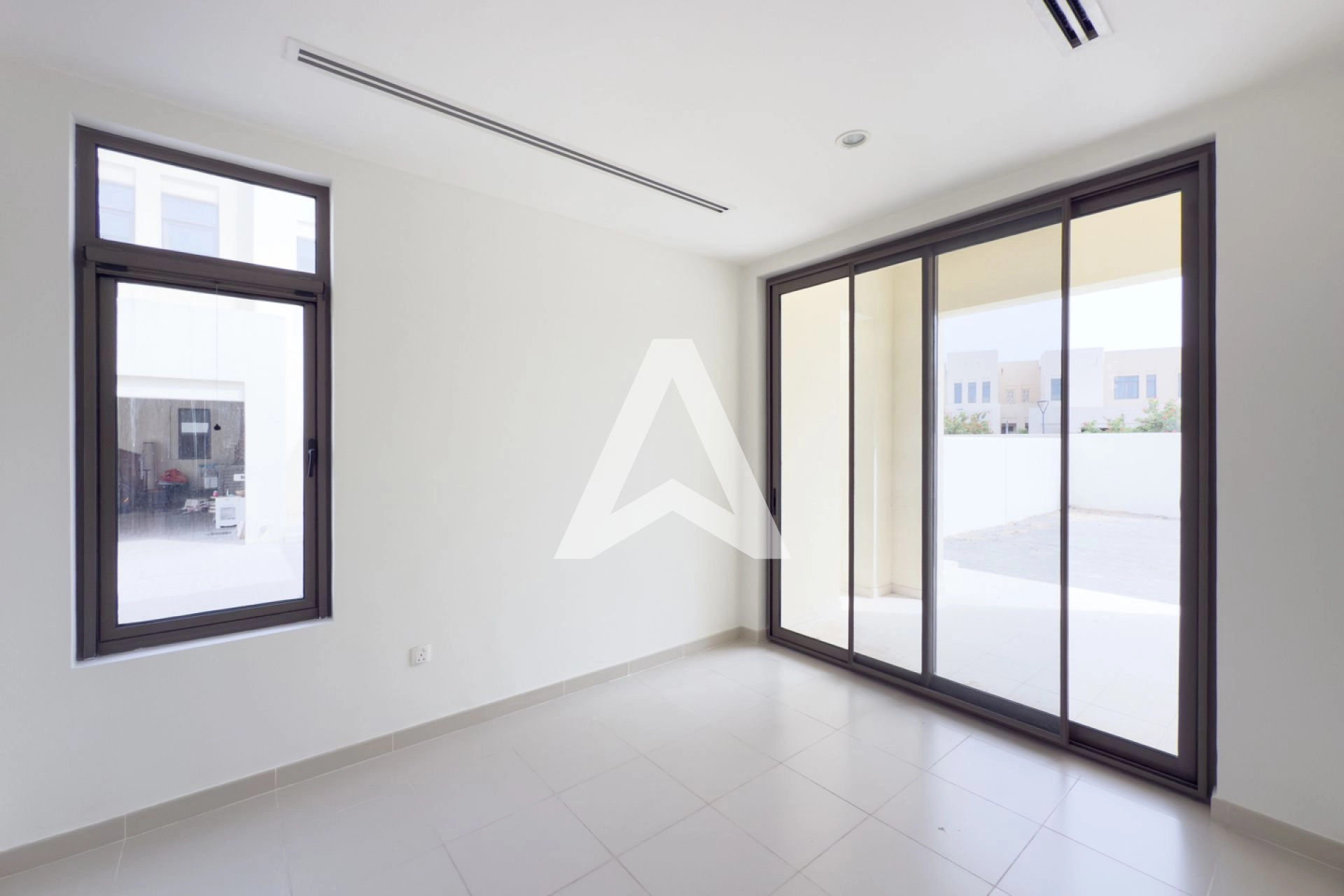 Displayed image from the thumbnail slider