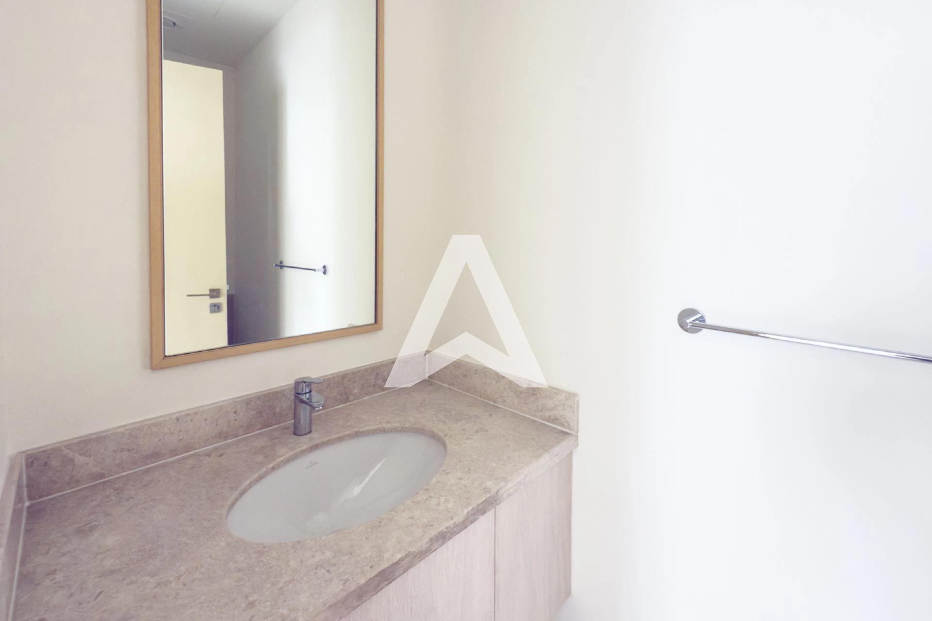 Displayed image from the thumbnail slider
