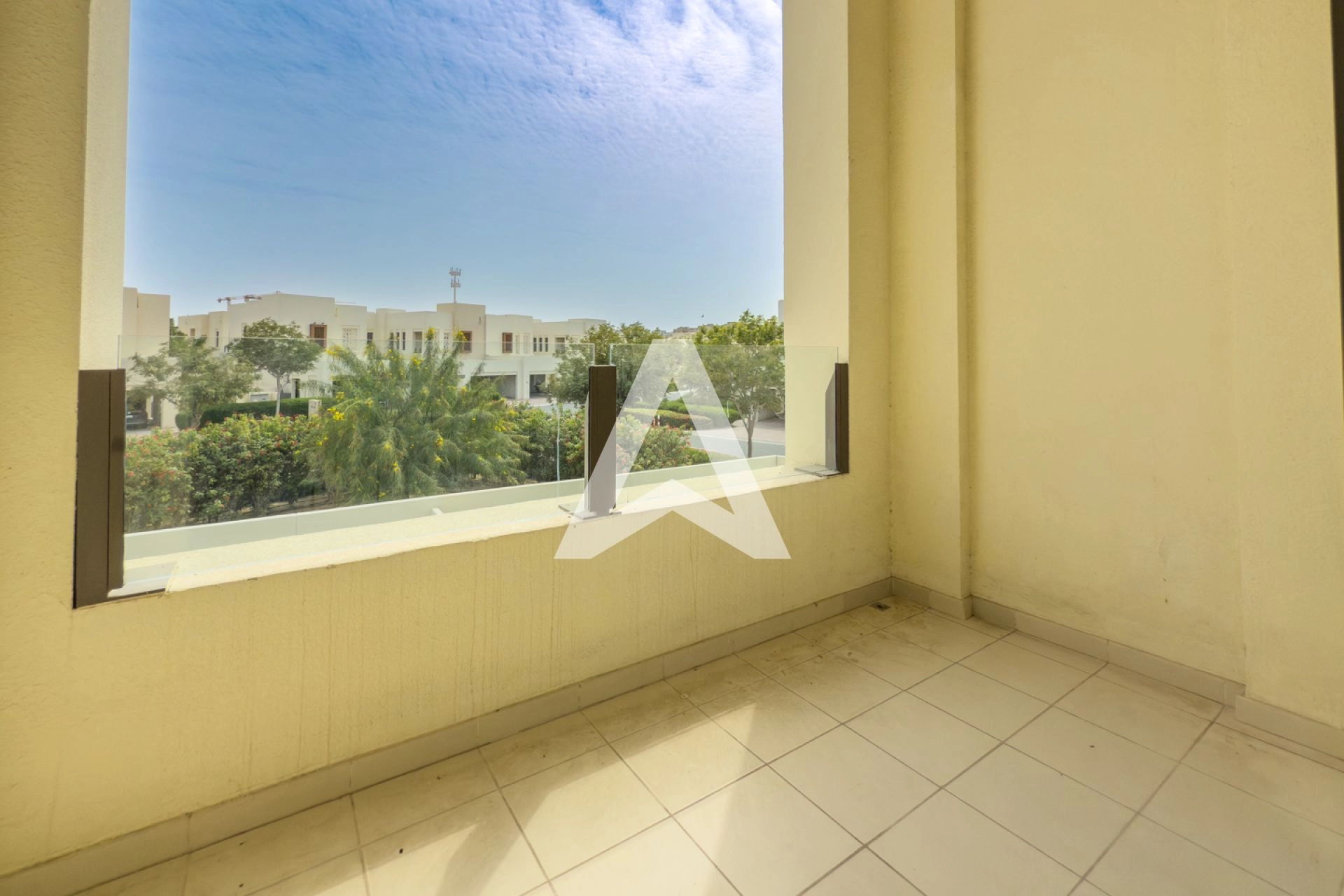 Displayed image from the thumbnail slider