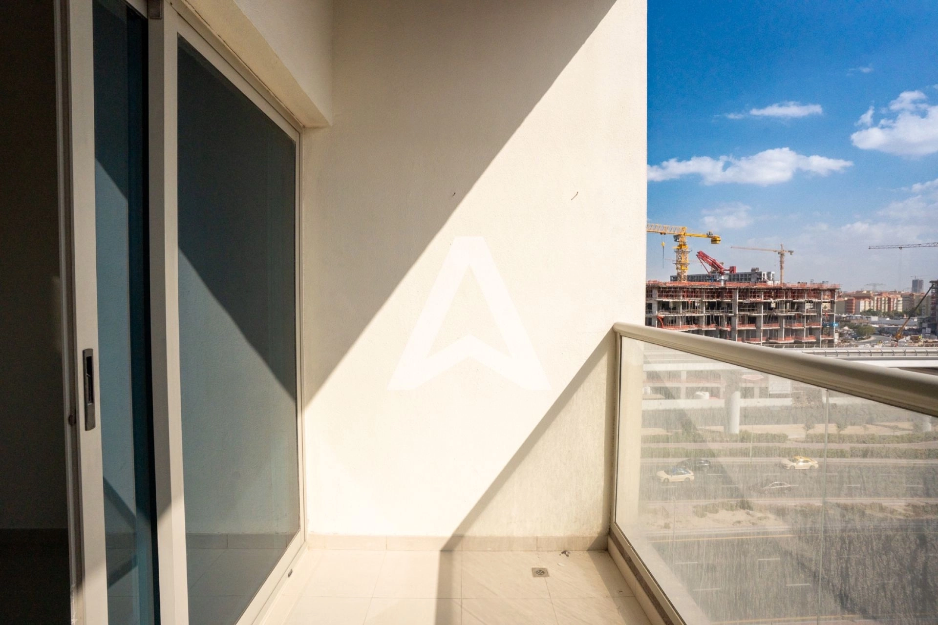 Displayed image from the thumbnail slider
