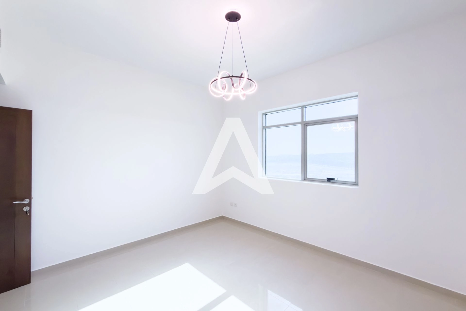 Displayed image from the thumbnail slider
