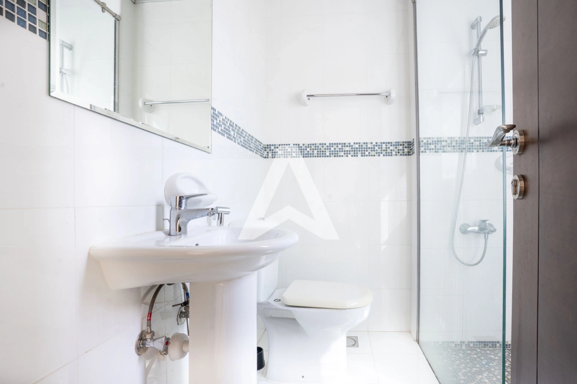 Displayed image from the thumbnail slider