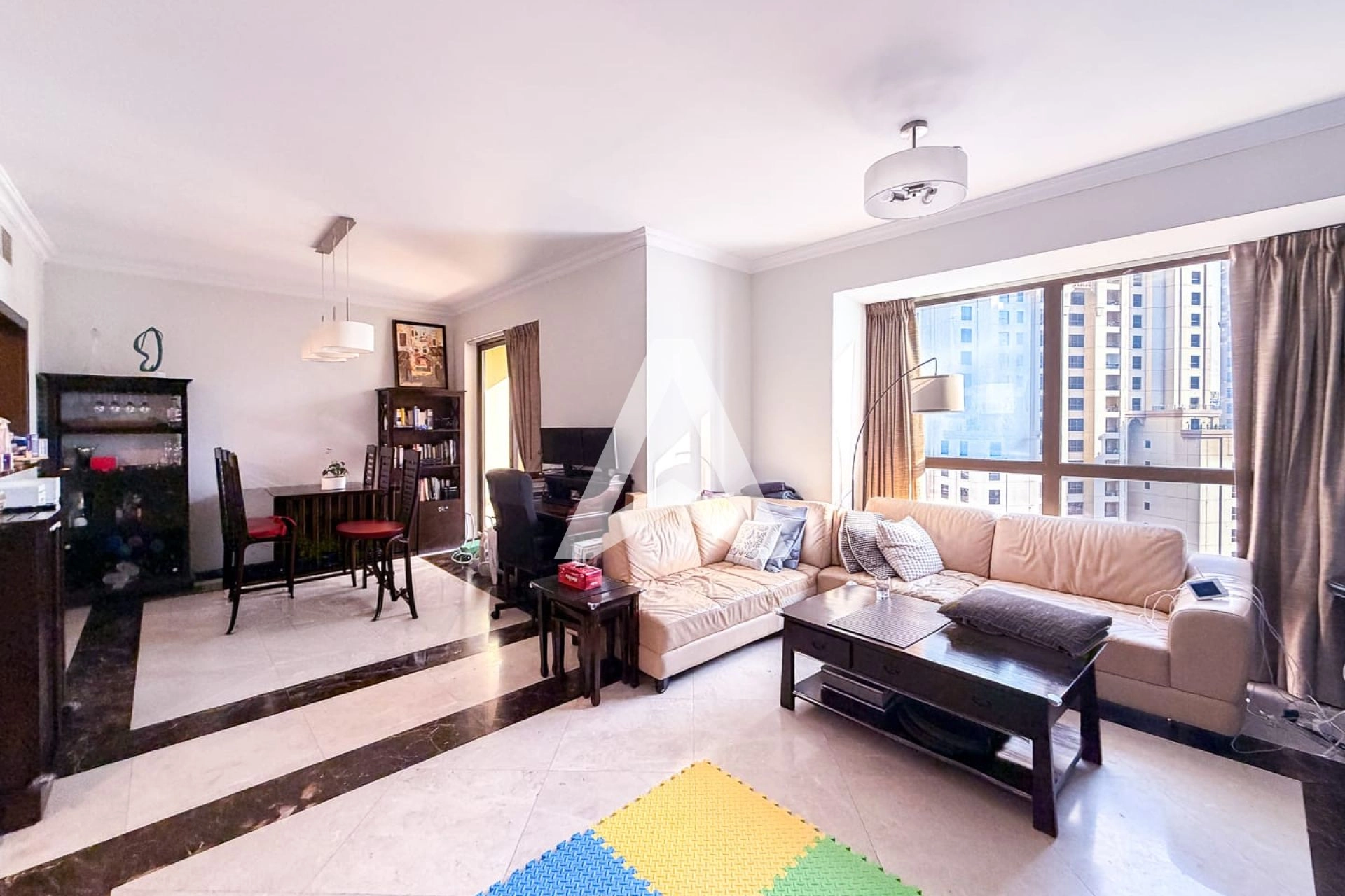 Displayed image from the thumbnail slider