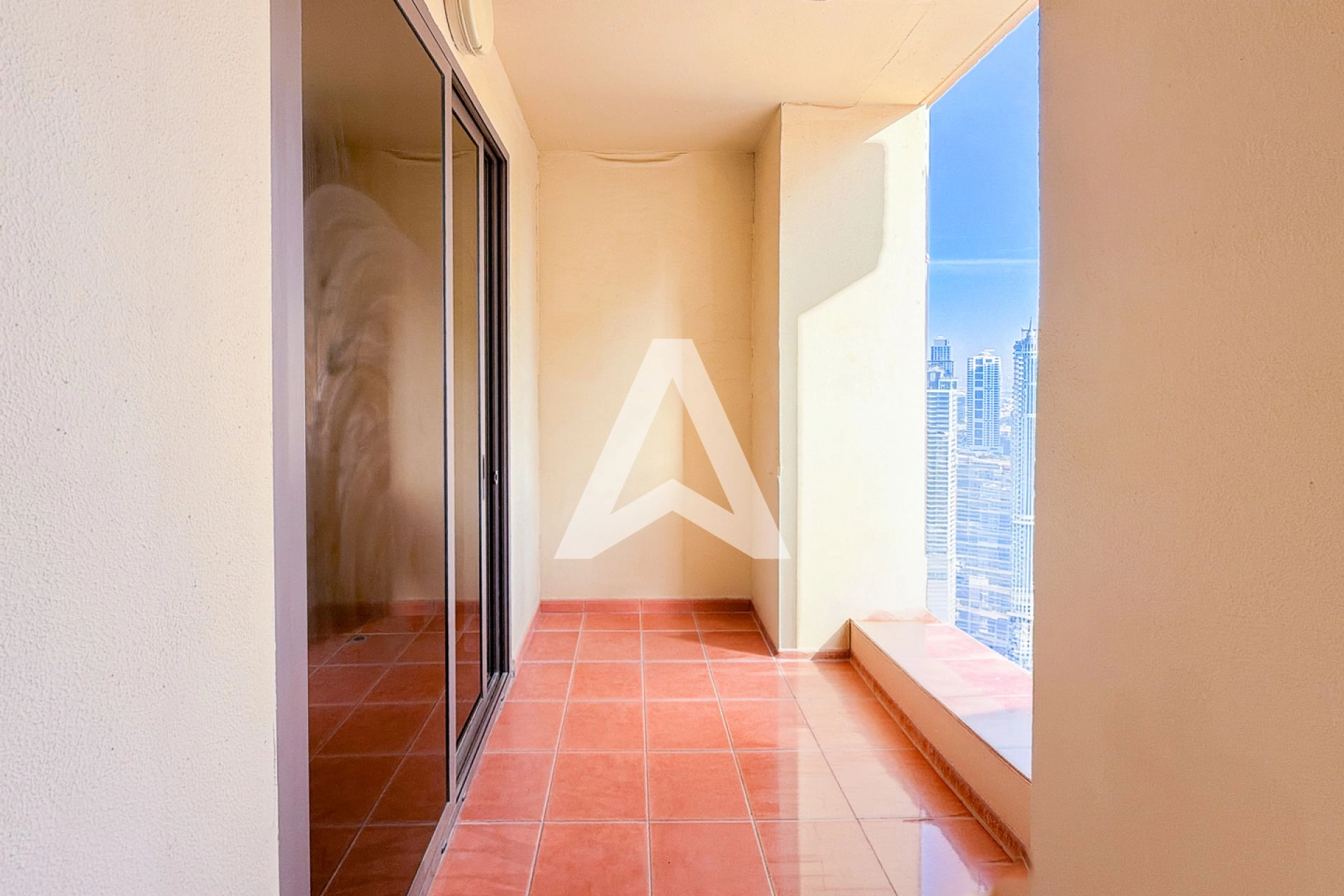 Displayed image from the thumbnail slider