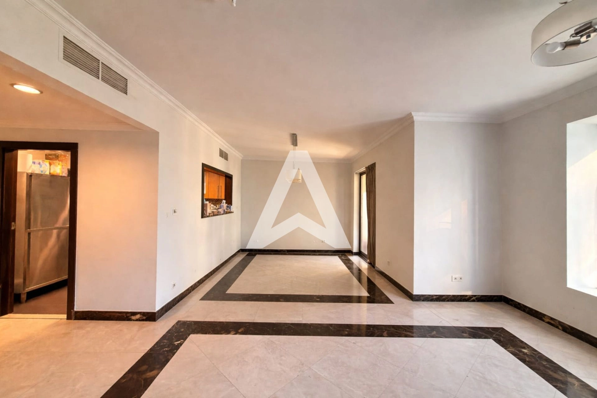 Displayed image from the thumbnail slider