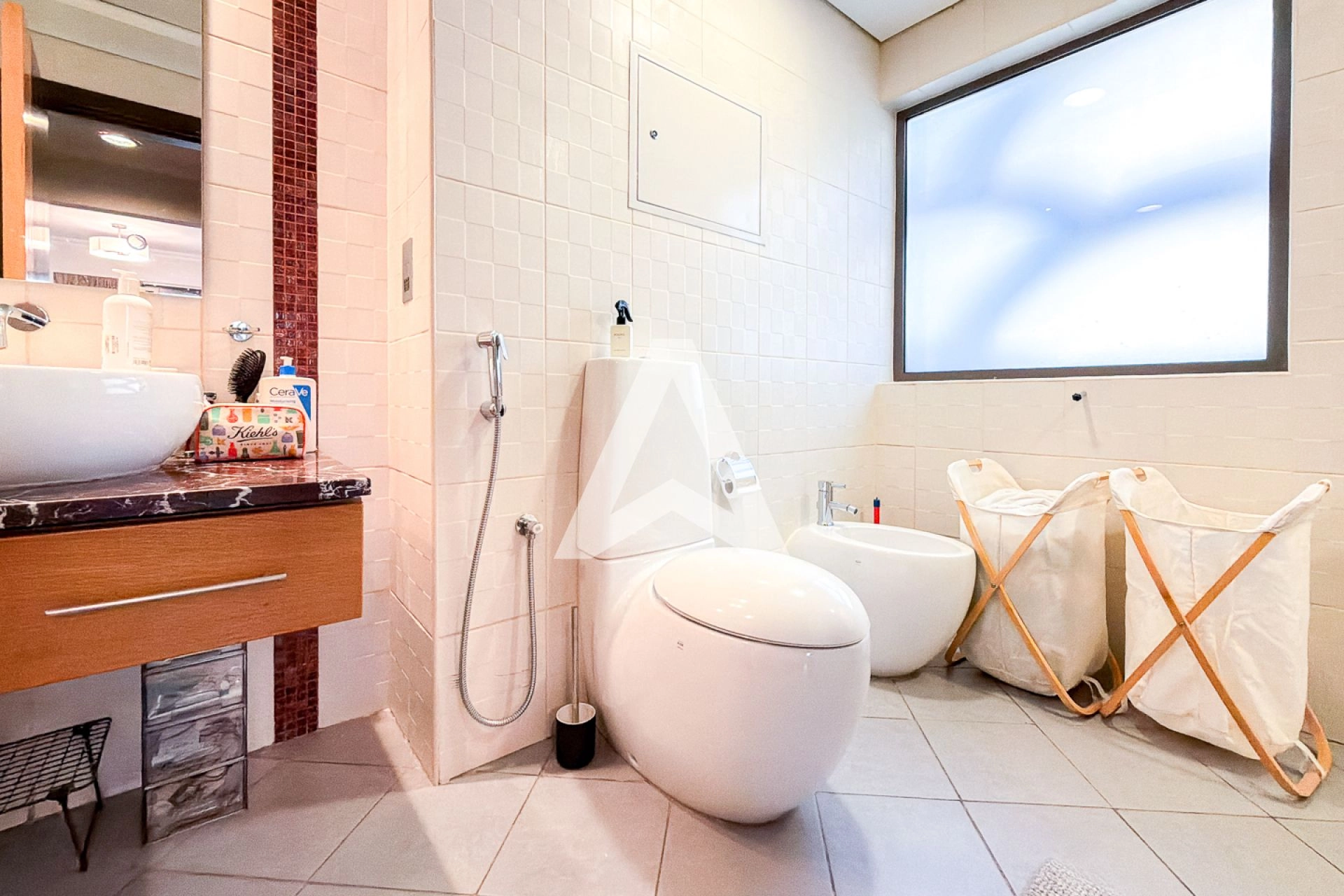 Displayed image from the thumbnail slider
