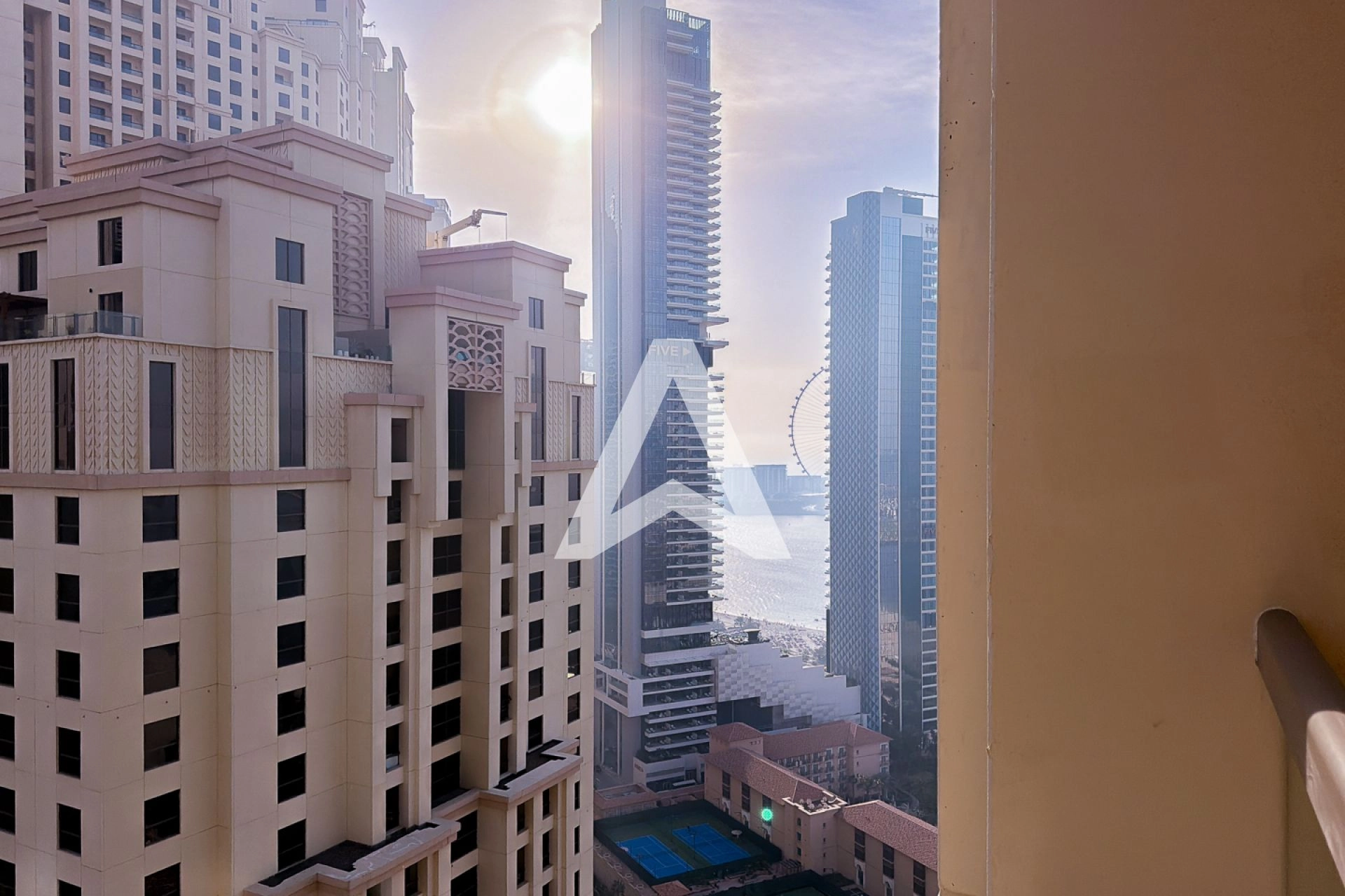 Displayed image from the thumbnail slider