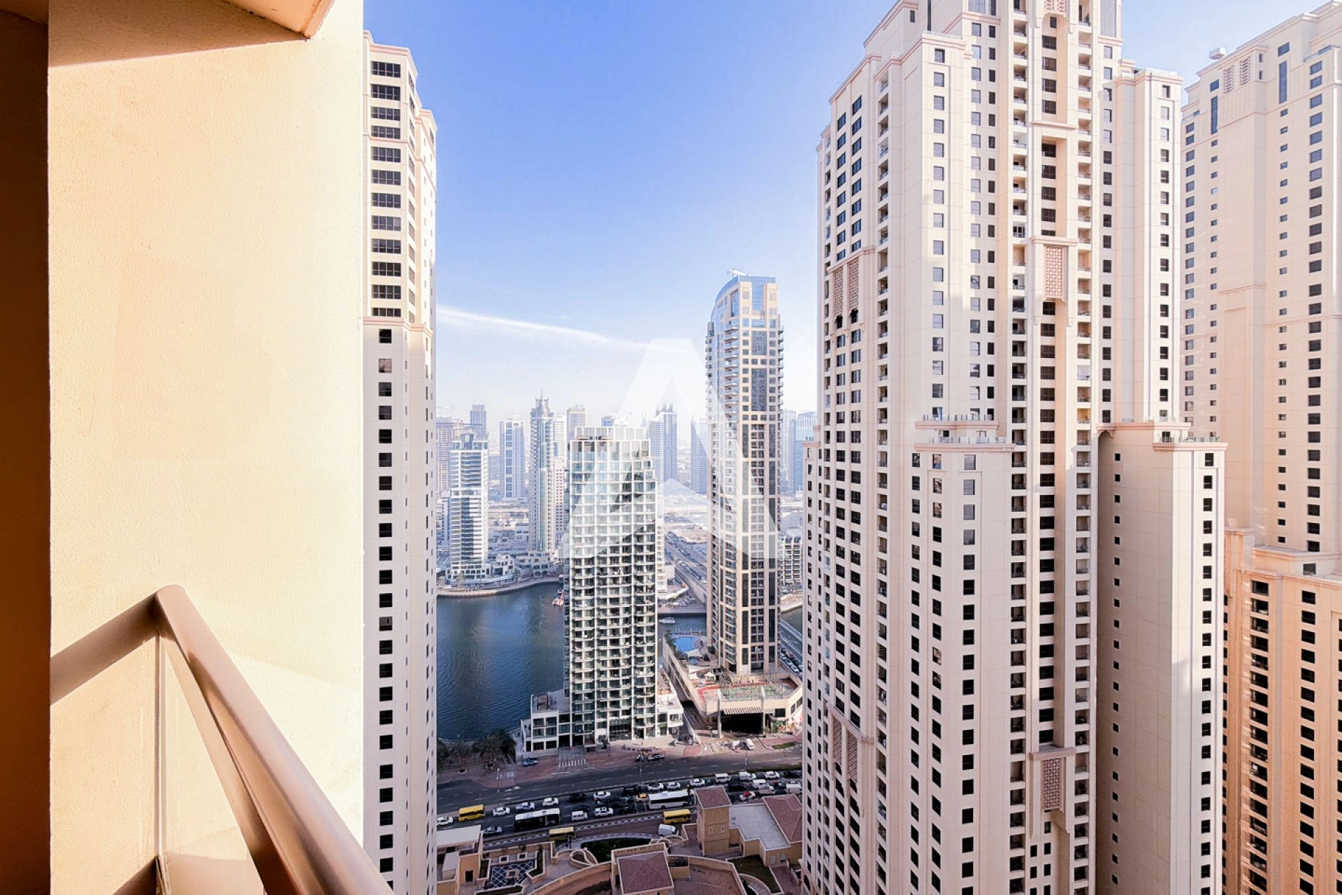 Displayed image from the thumbnail slider
