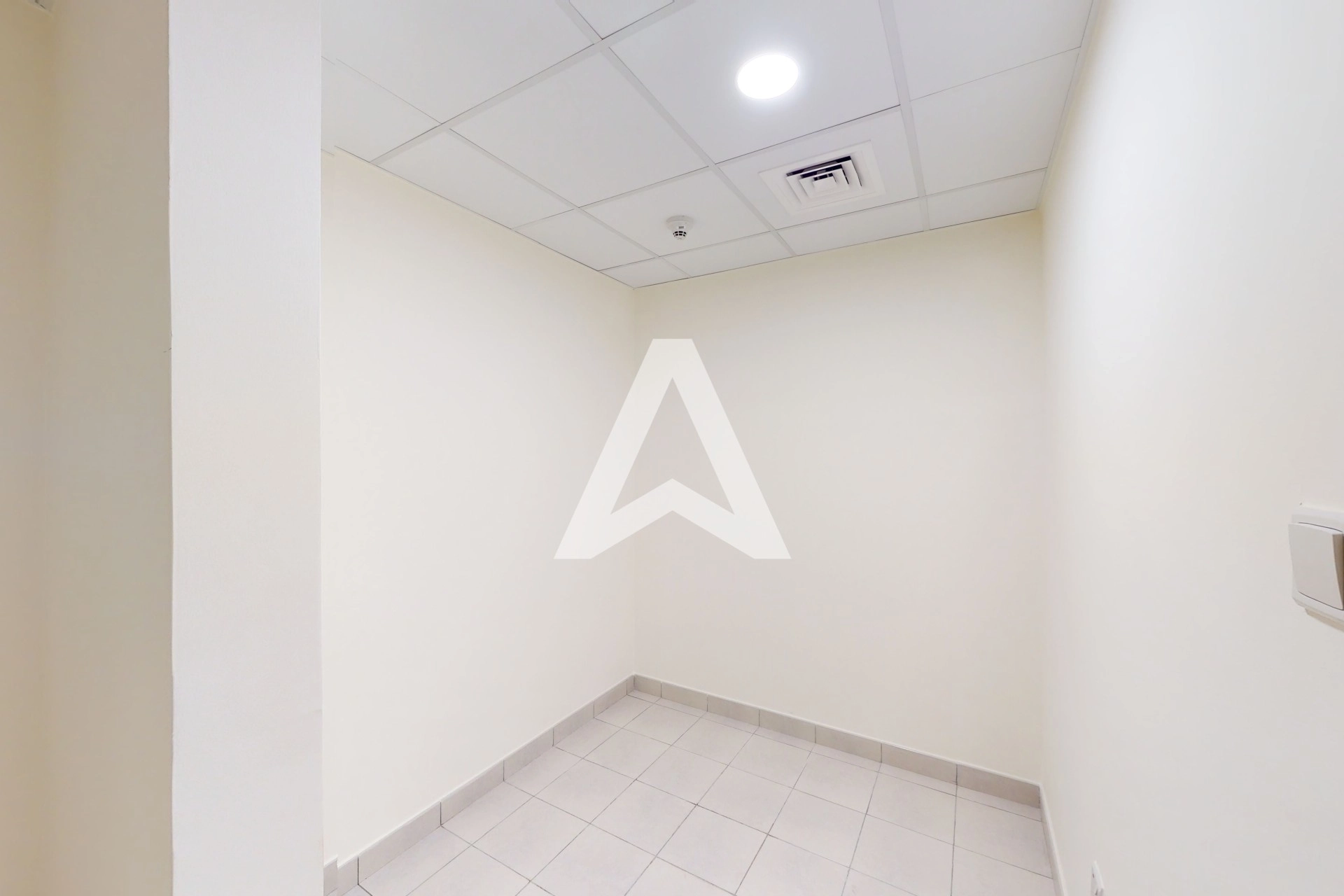 Displayed image from the thumbnail slider
