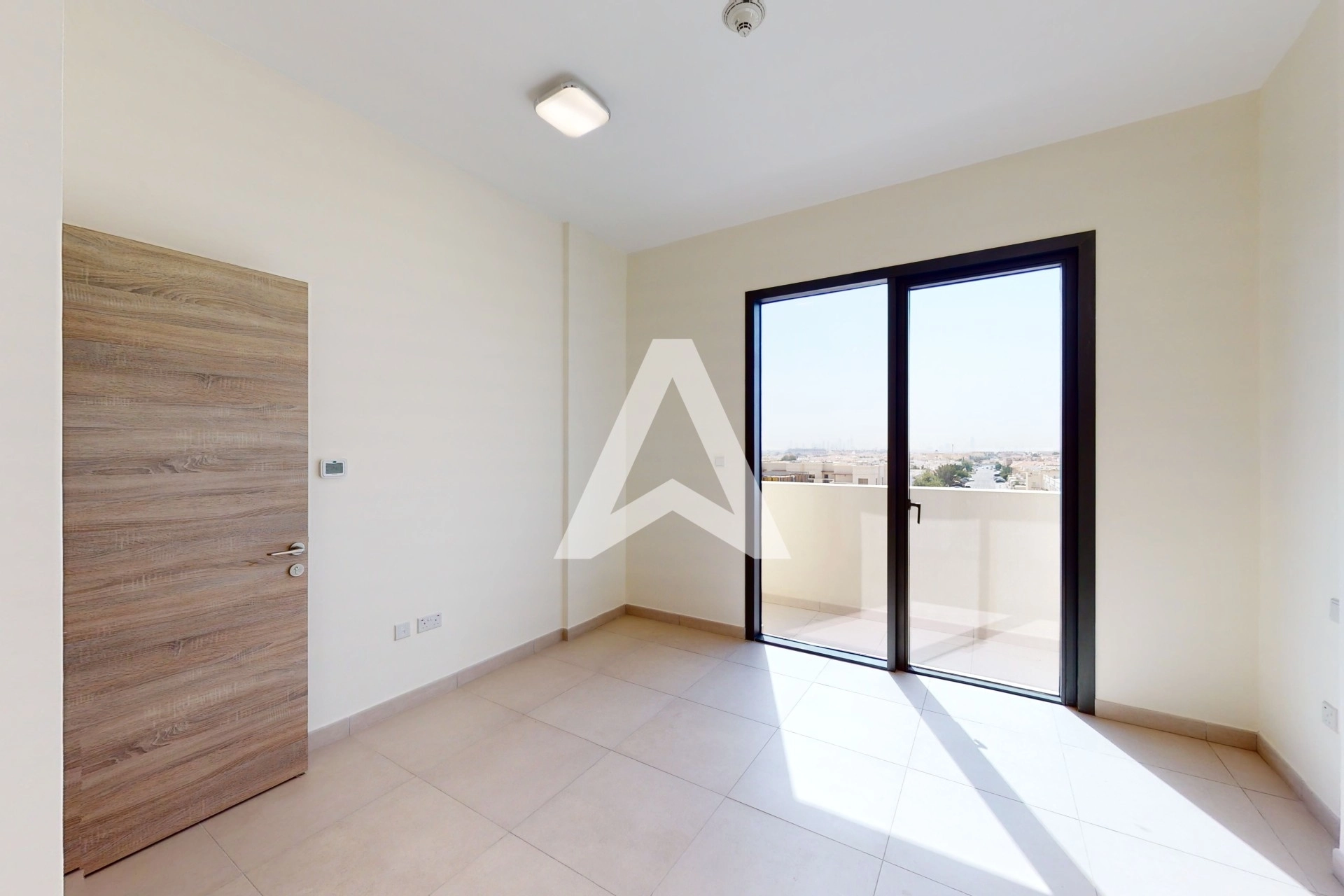 Displayed image from the thumbnail slider