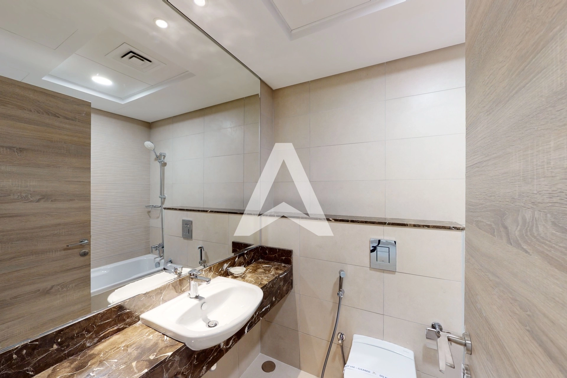 Displayed image from the thumbnail slider