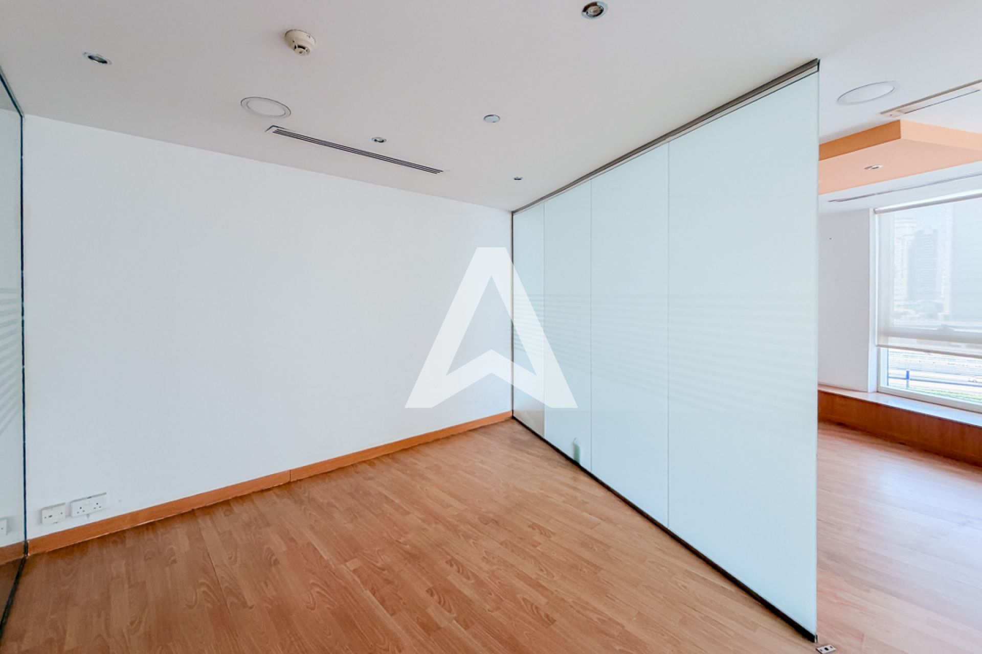 Displayed image from the thumbnail slider