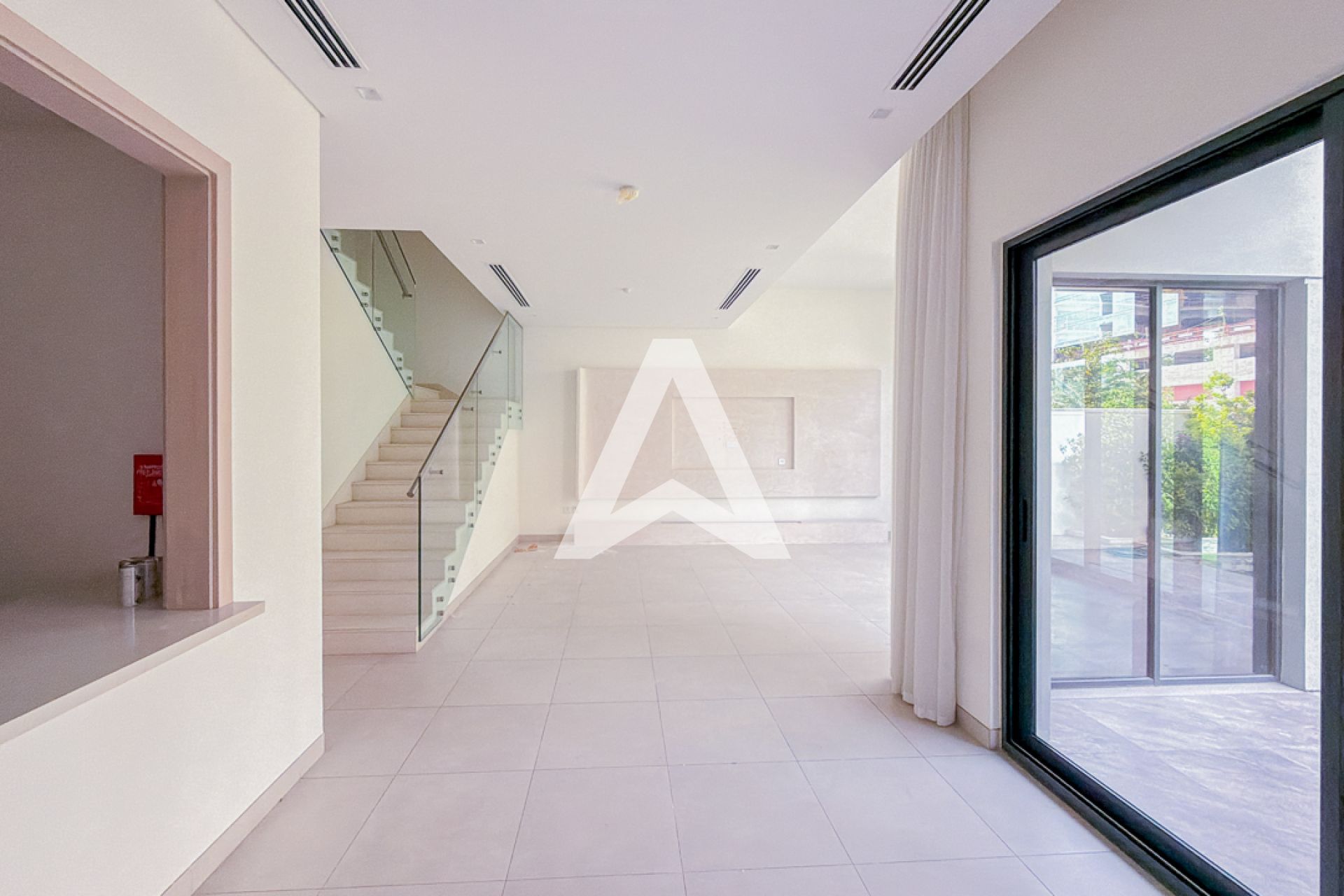 Displayed image from the thumbnail slider