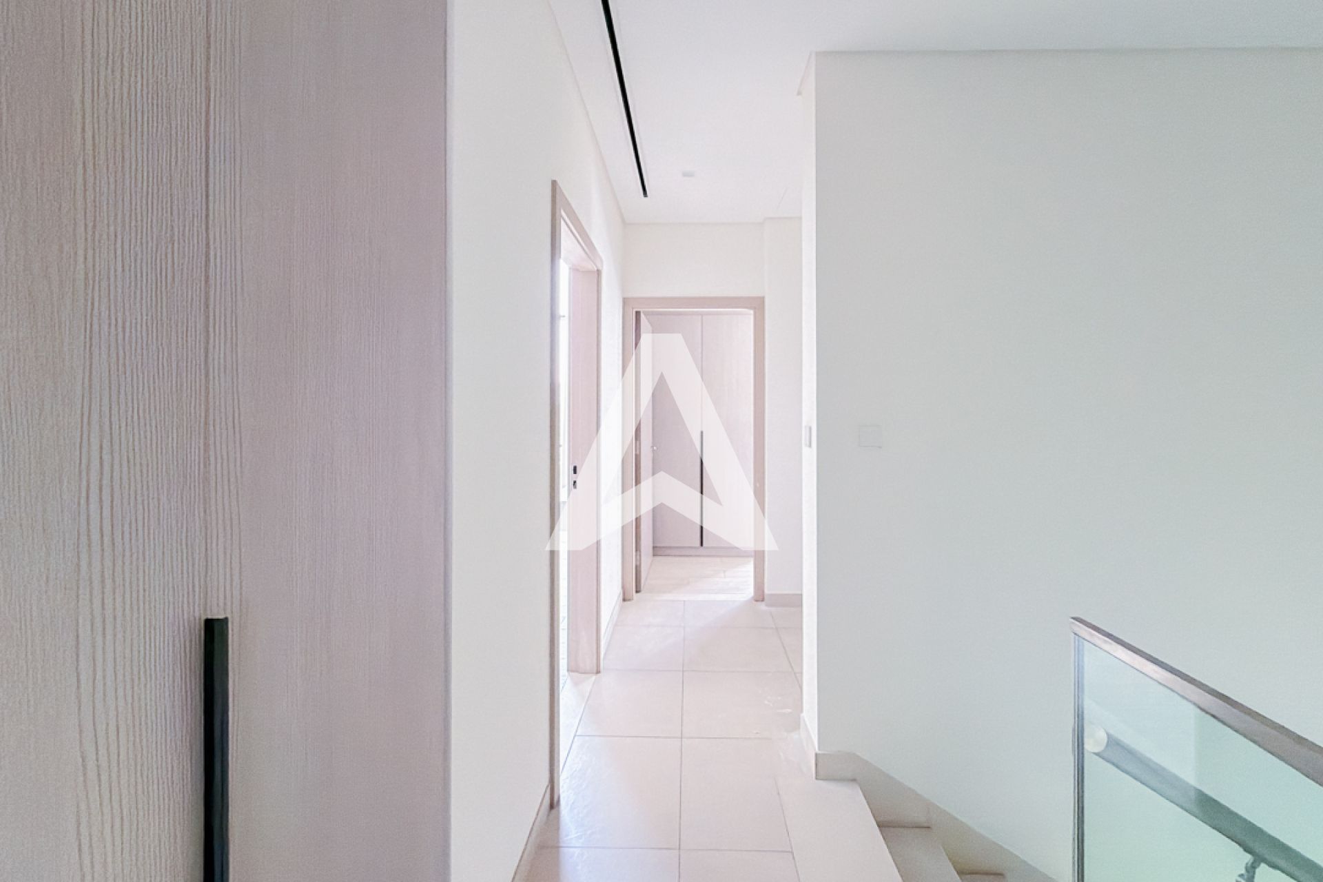Displayed image from the thumbnail slider
