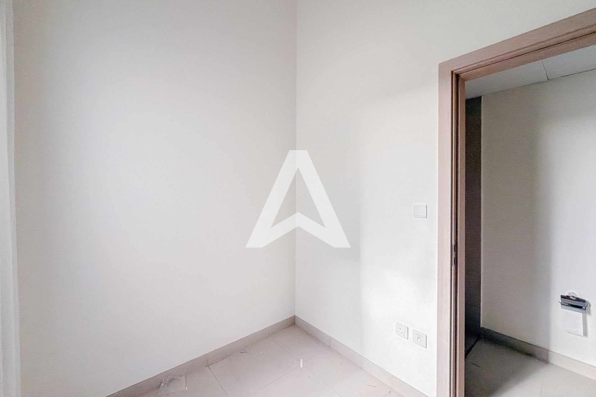 Displayed image from the thumbnail slider