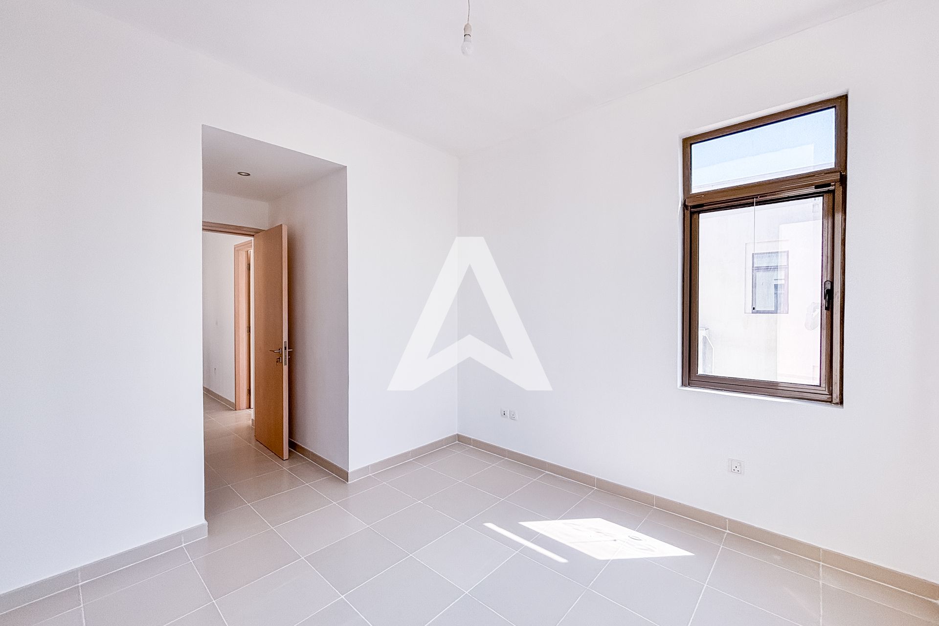 Displayed image from the thumbnail slider