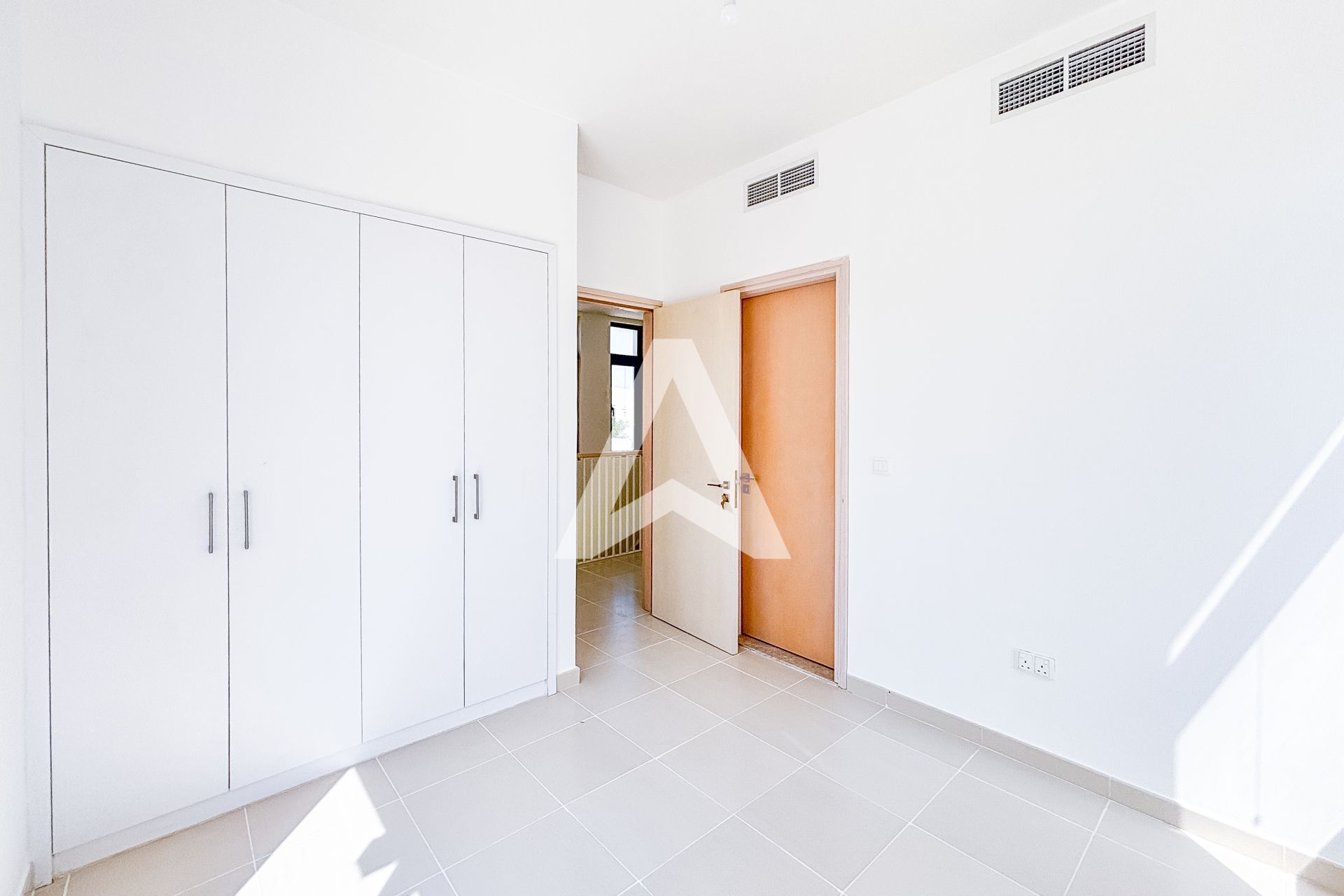 Displayed image from the thumbnail slider