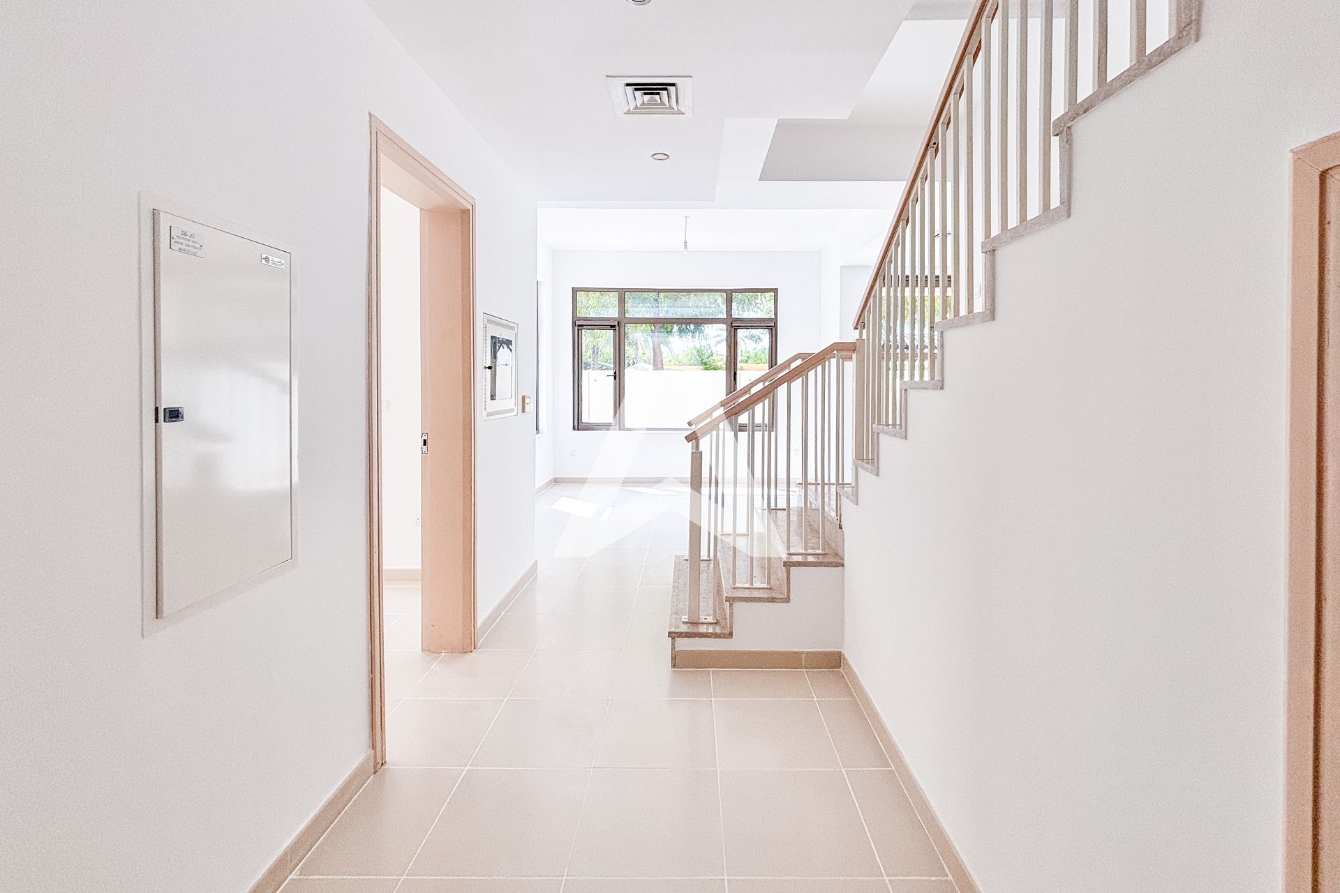 Displayed image from the thumbnail slider