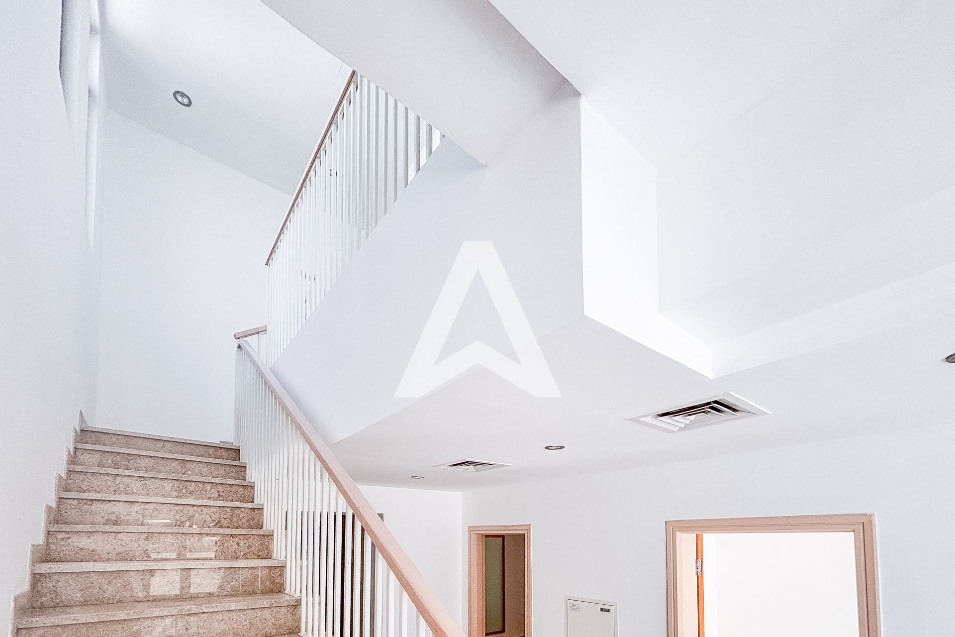 Displayed image from the thumbnail slider