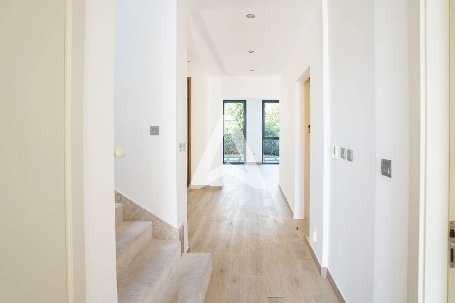 Displayed image from the thumbnail slider
