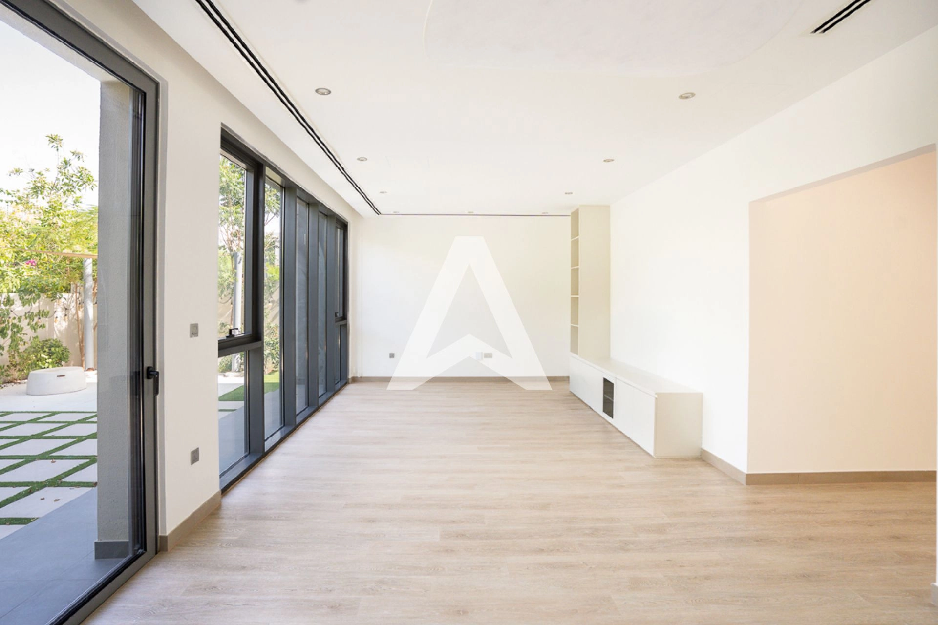 Displayed image from the thumbnail slider