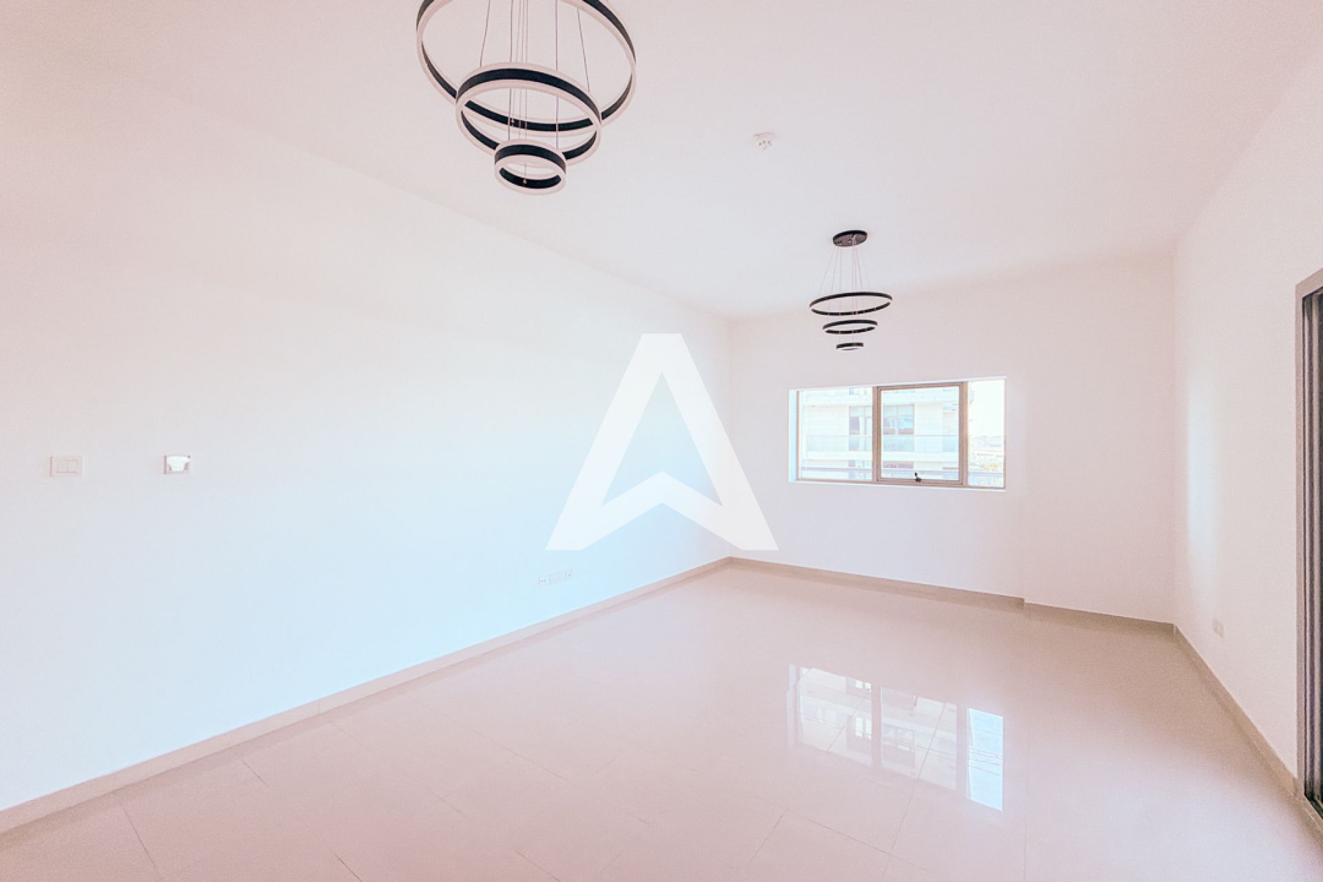 Displayed image from the thumbnail slider