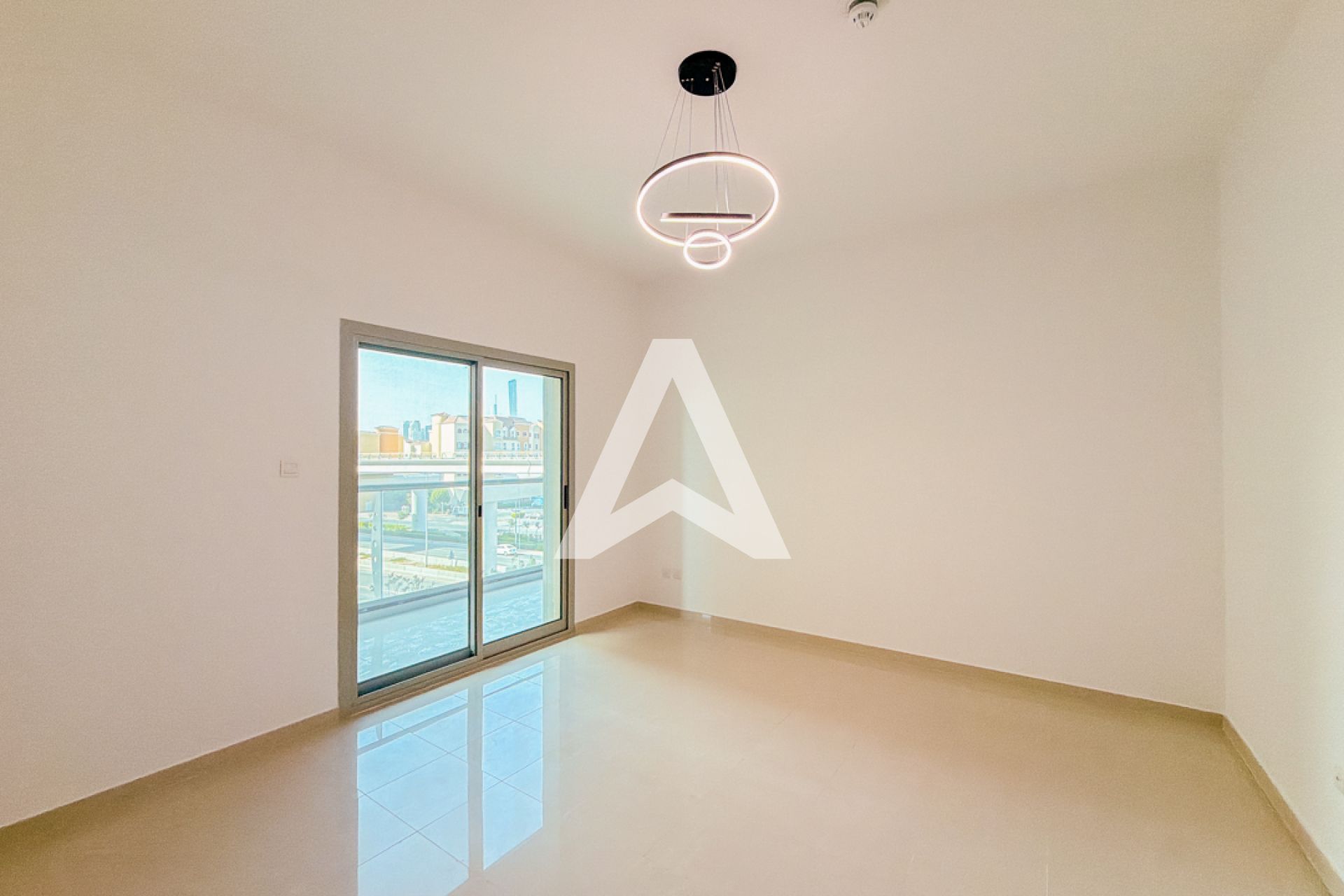 Displayed image from the thumbnail slider