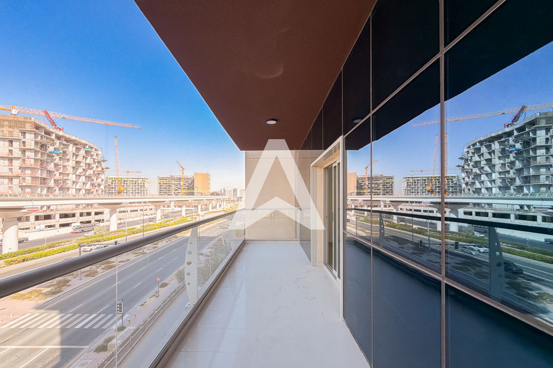Displayed image from the thumbnail slider