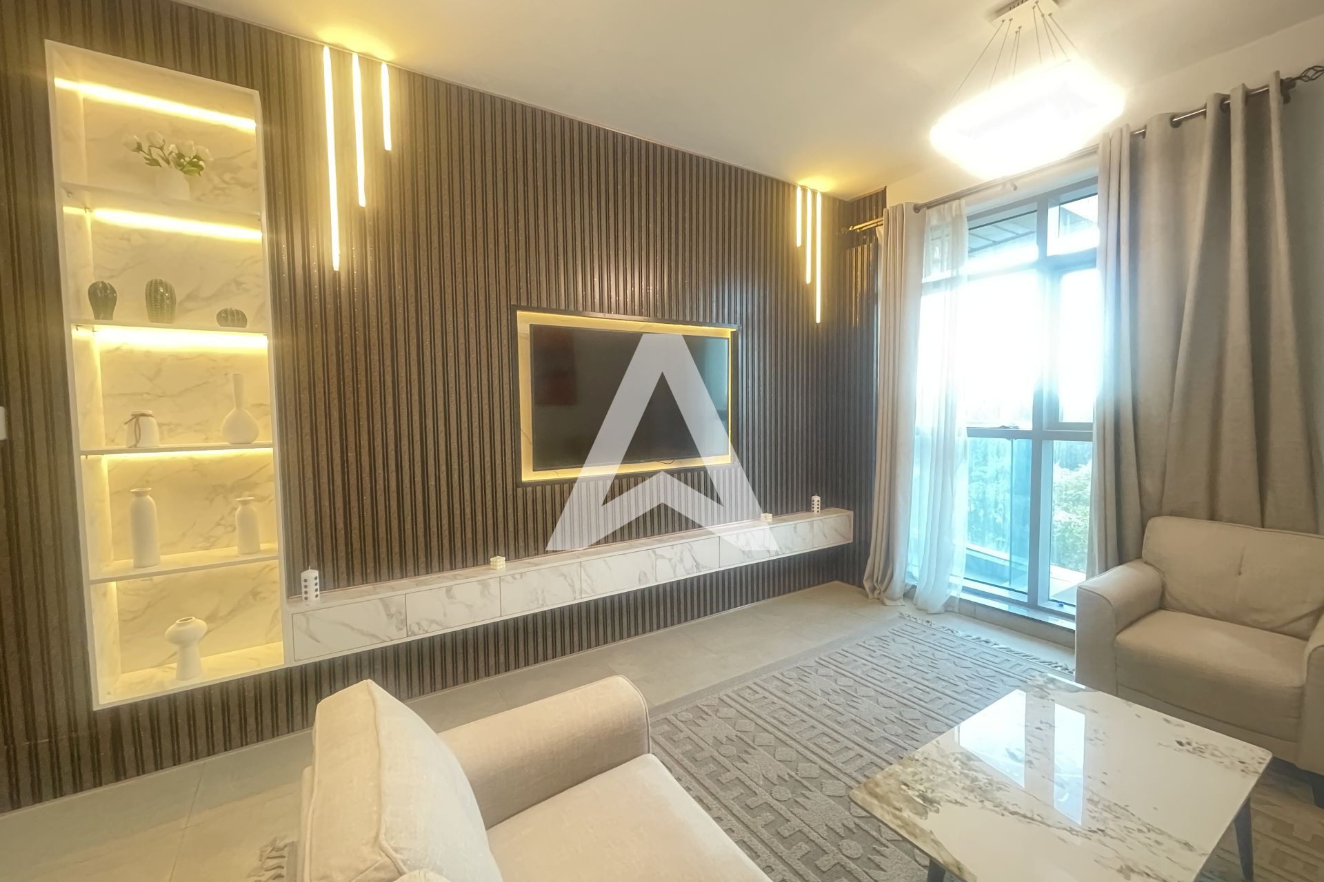 Displayed image from the thumbnail slider