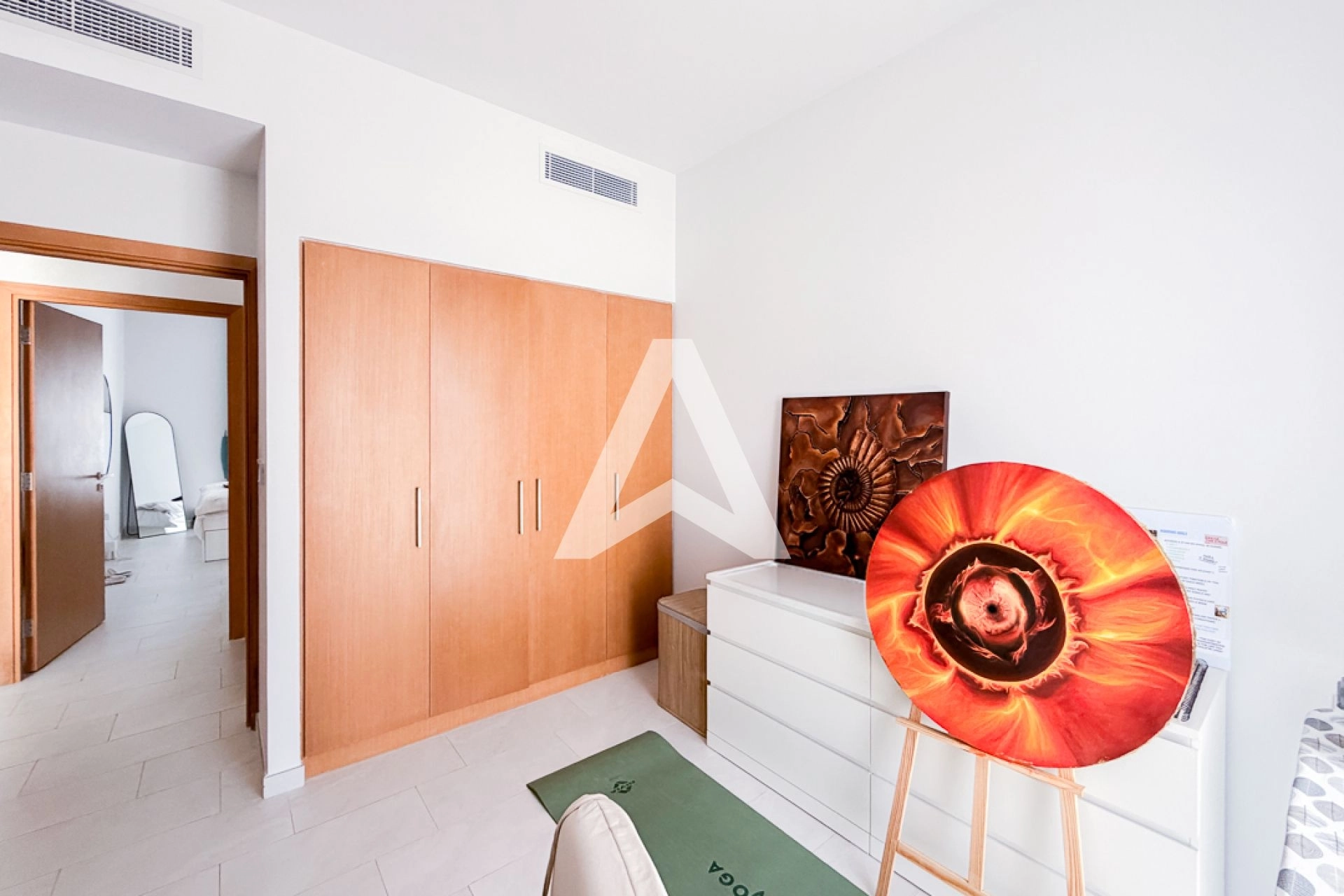 Displayed image from the thumbnail slider