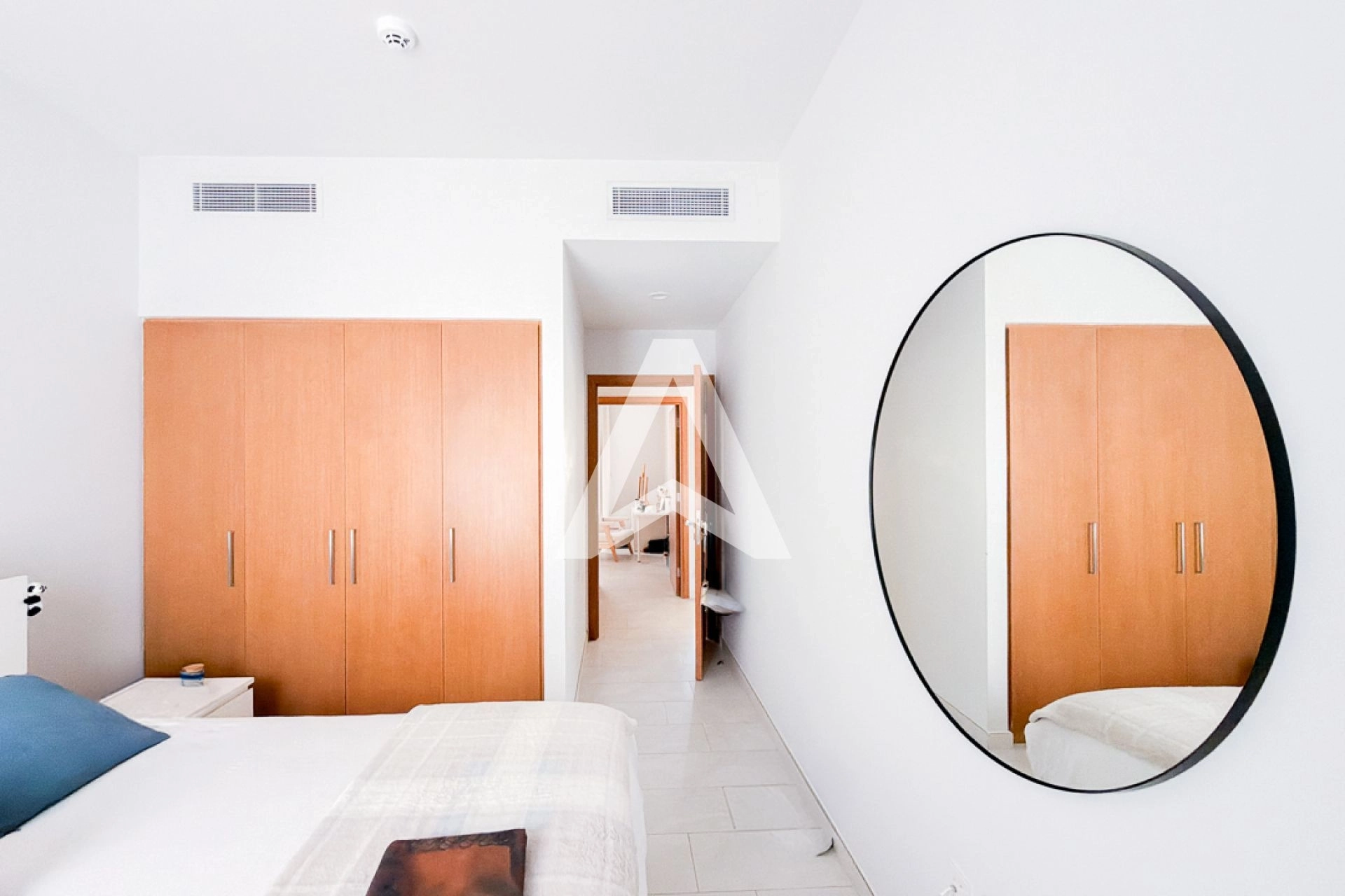 Displayed image from the thumbnail slider