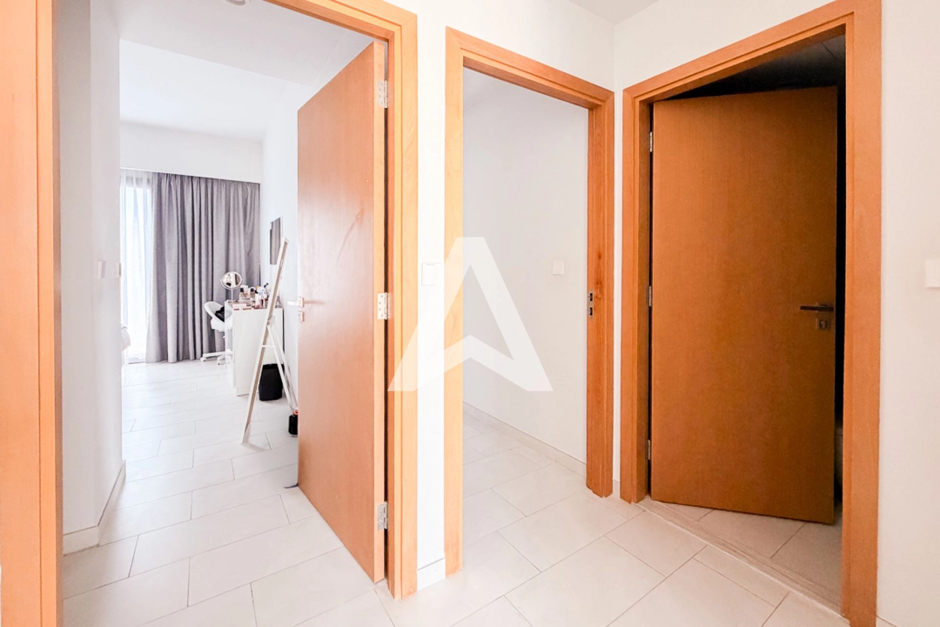 Displayed image from the thumbnail slider