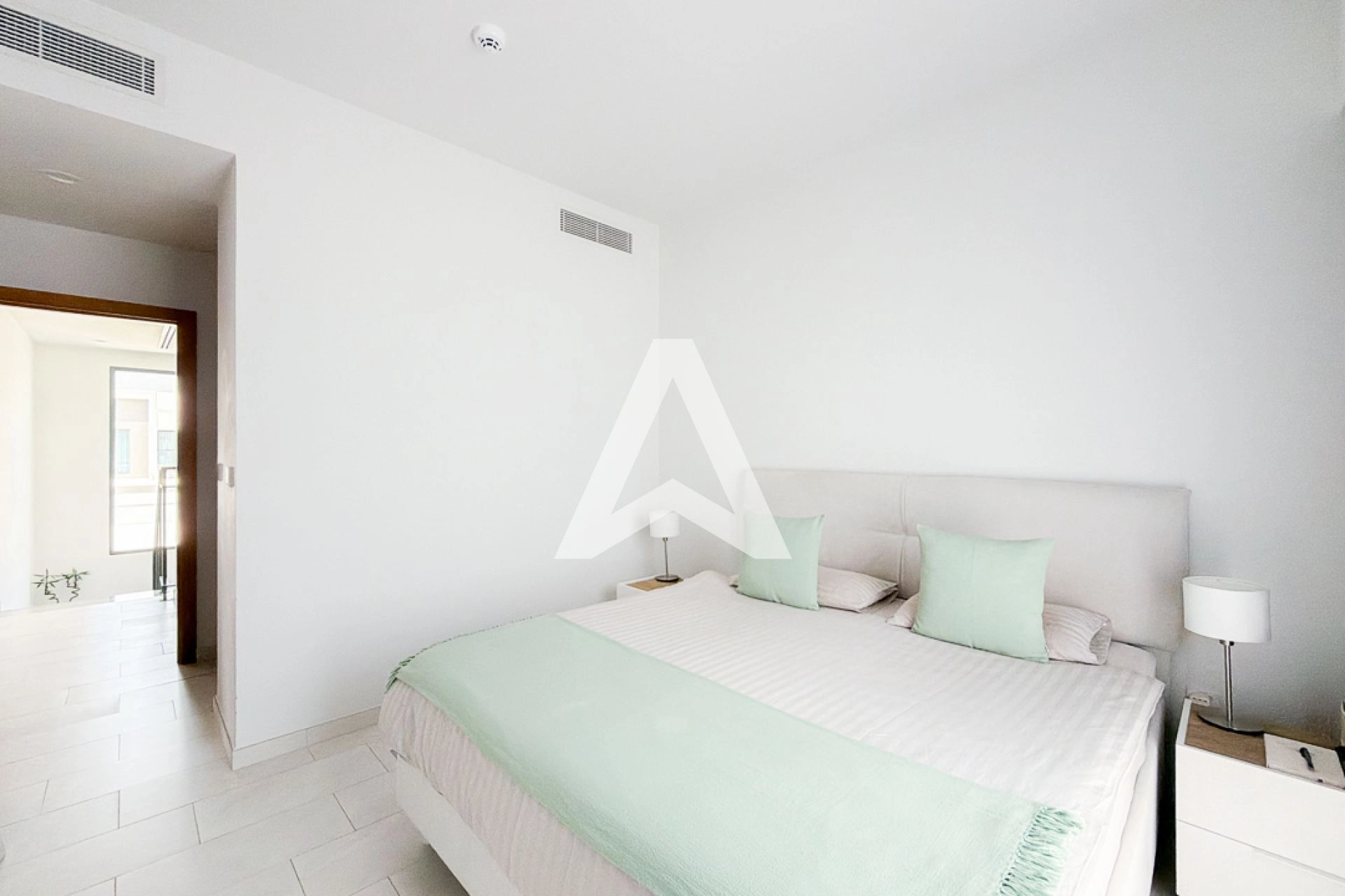 Displayed image from the thumbnail slider