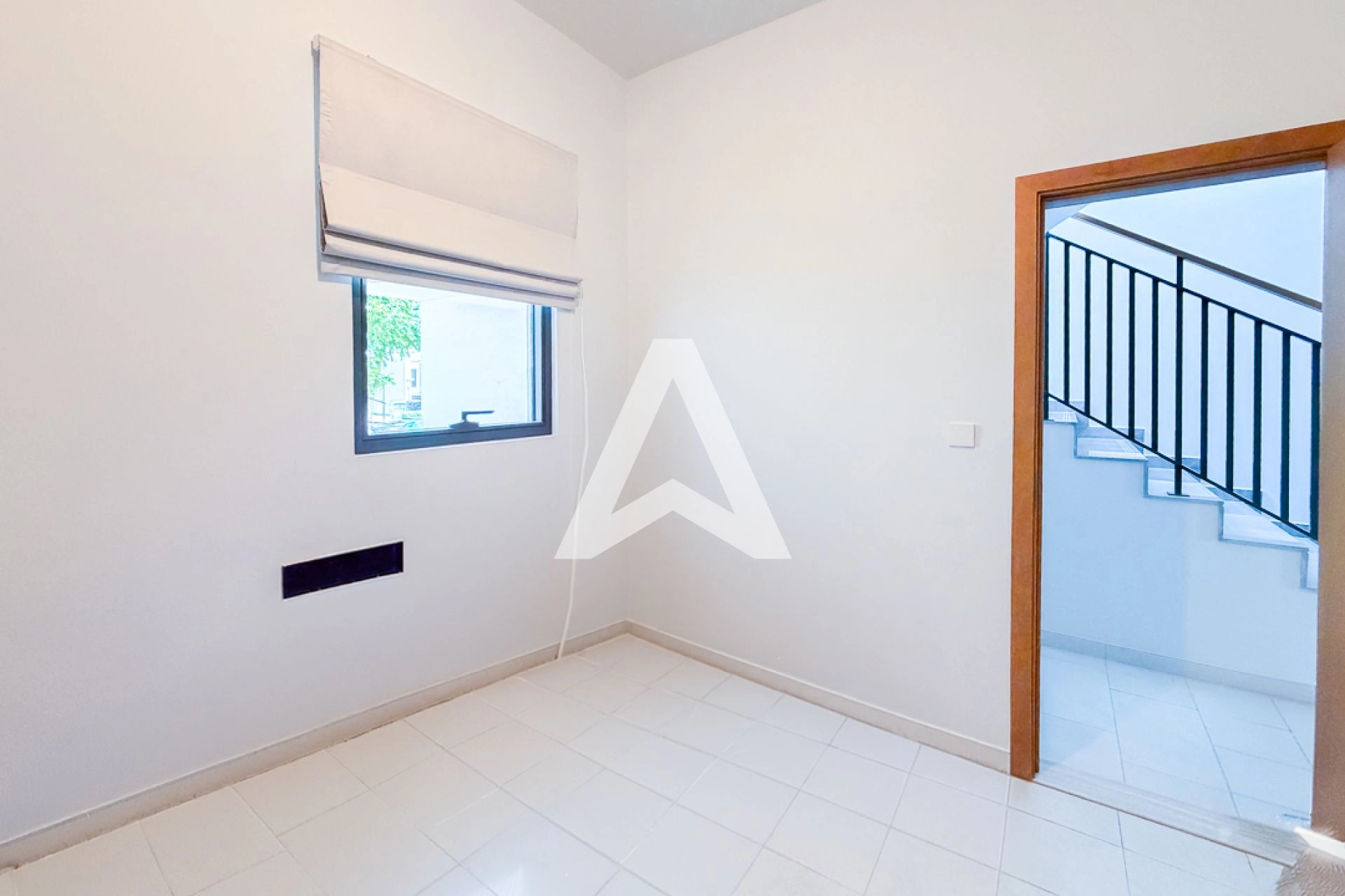 Displayed image from the thumbnail slider