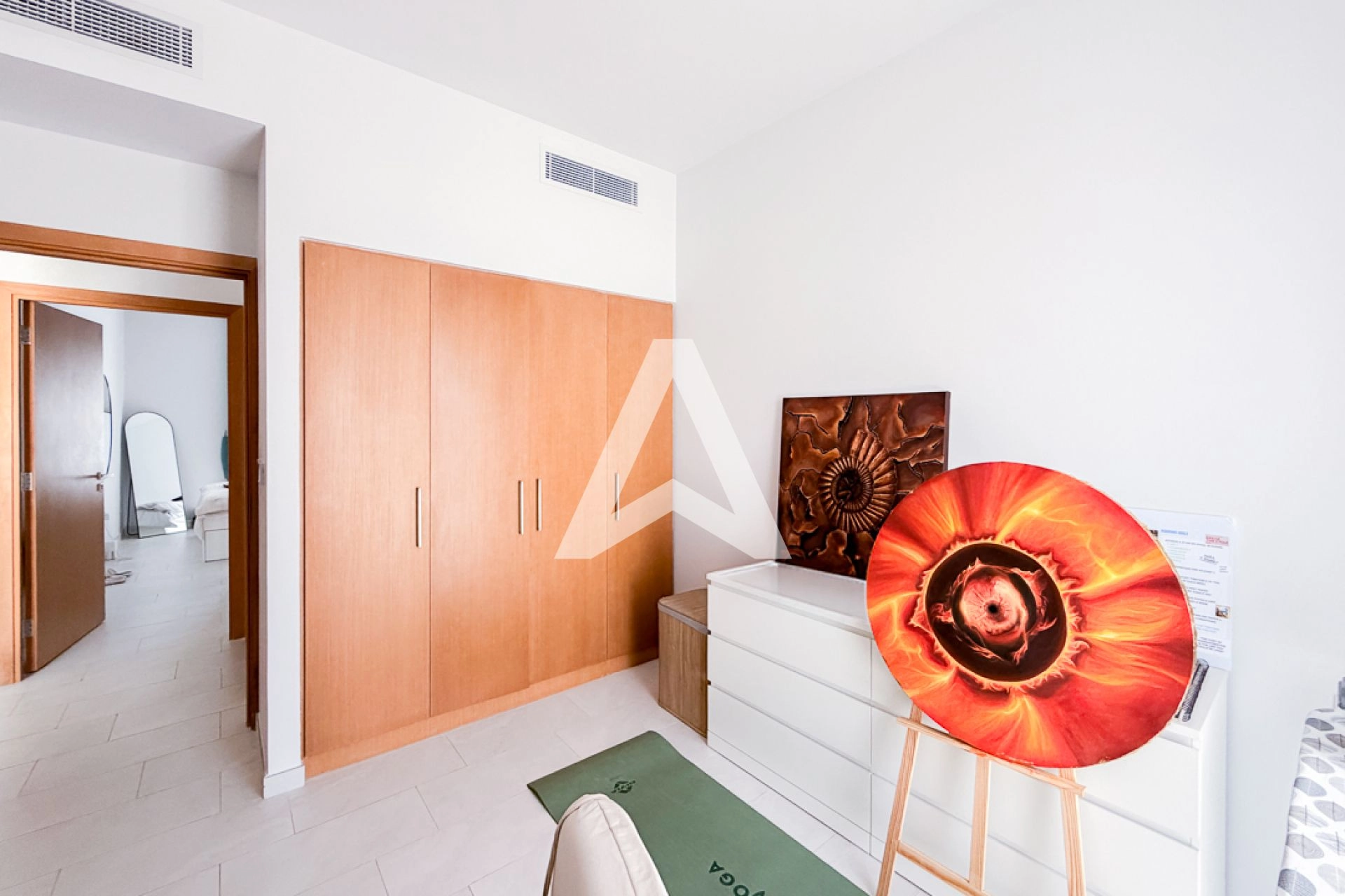 Displayed image from the thumbnail slider