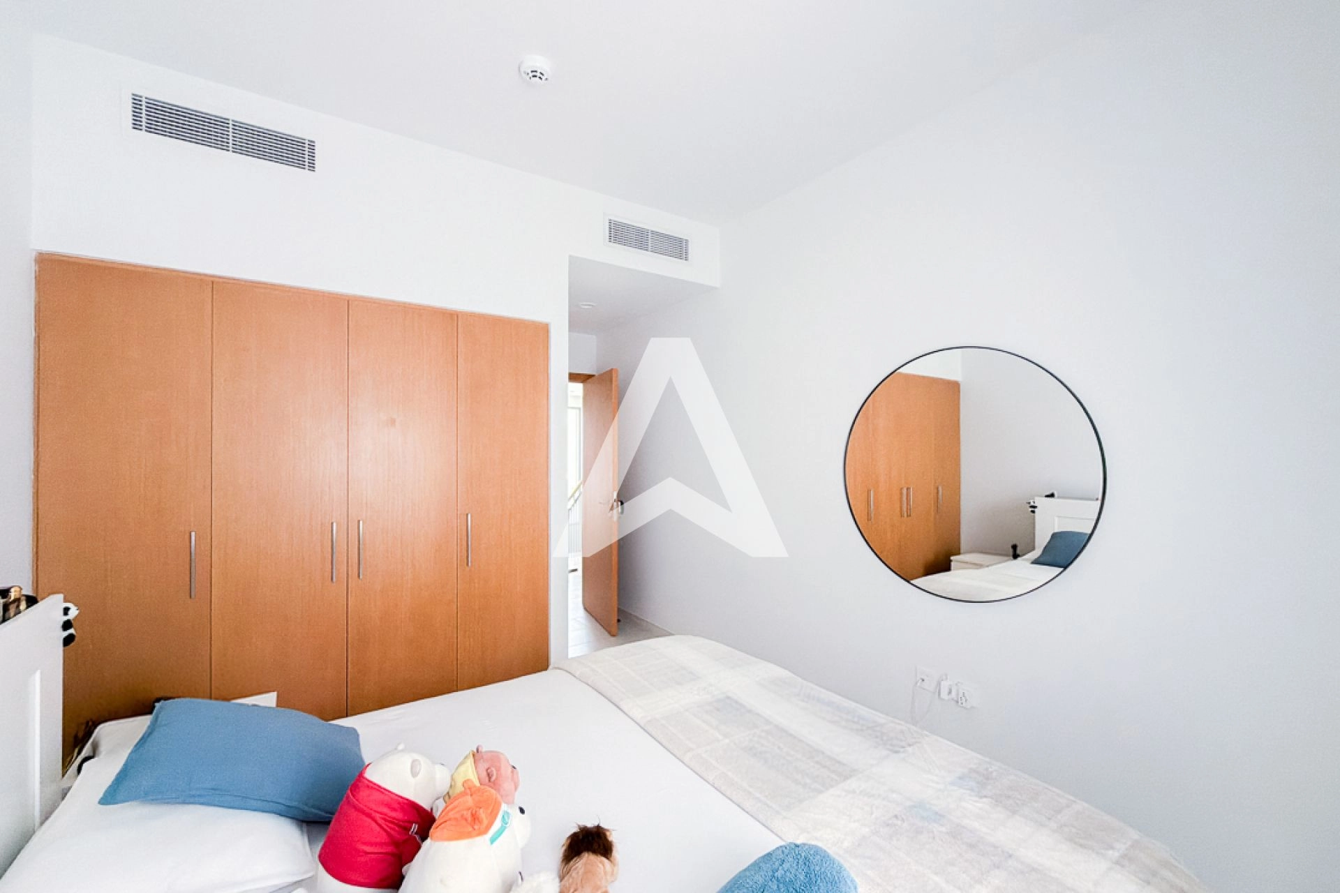 Displayed image from the thumbnail slider