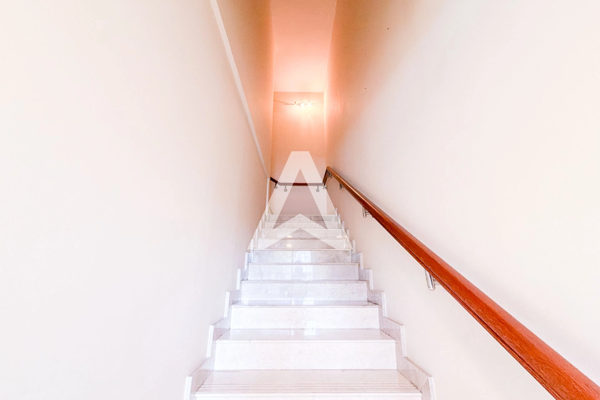 Displayed image from the thumbnail slider