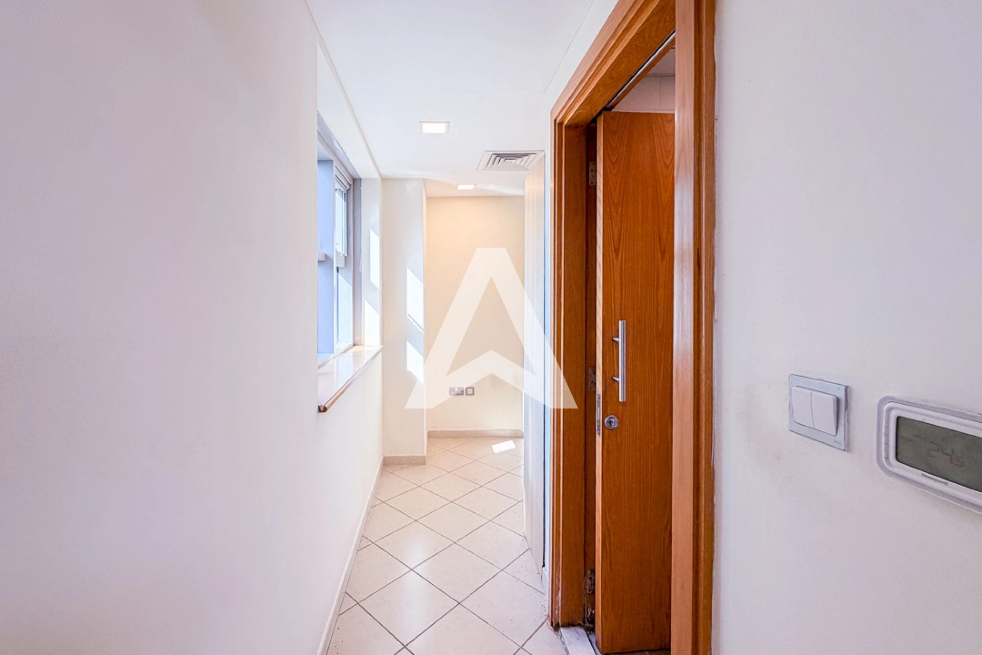 Displayed image from the thumbnail slider