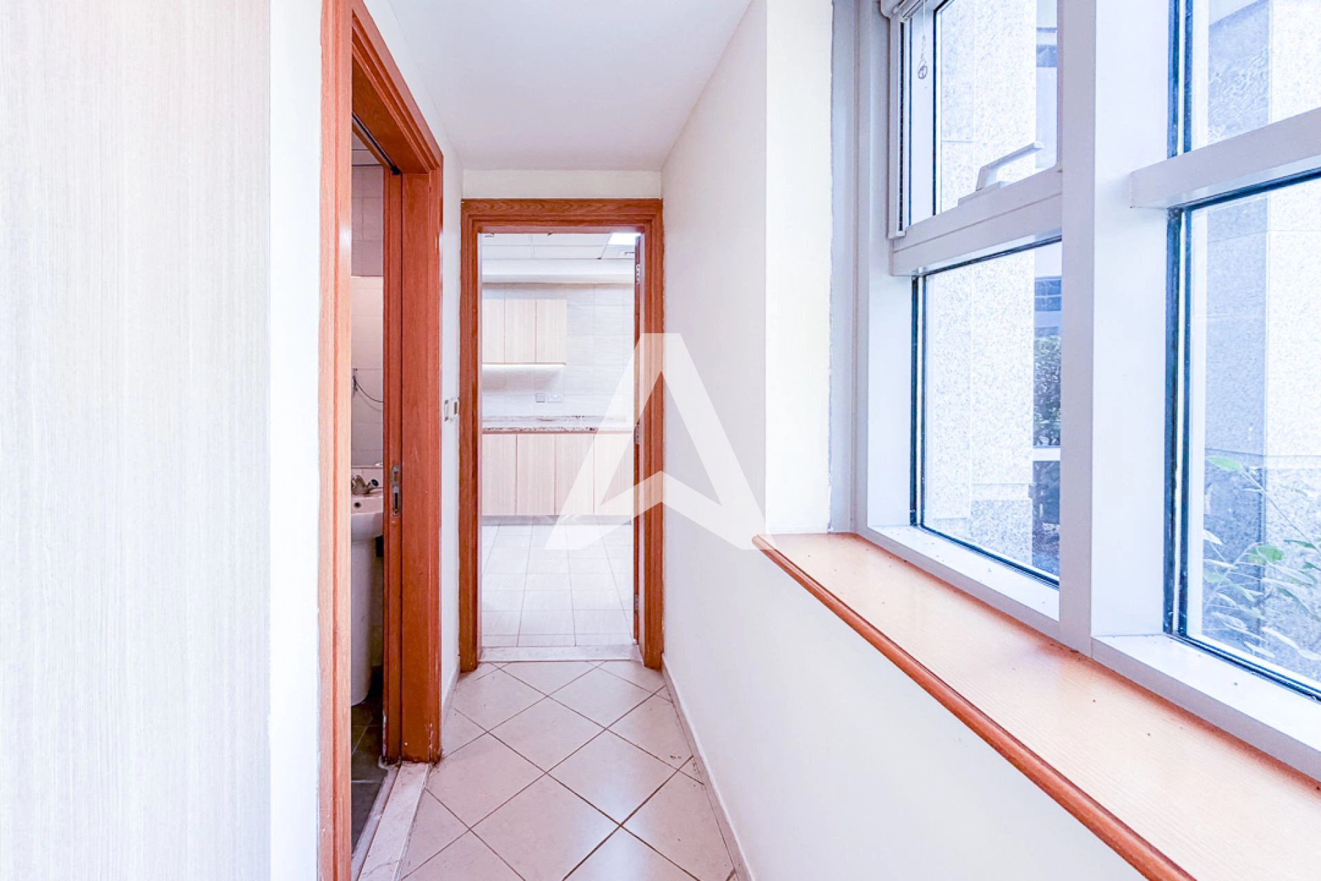 Displayed image from the thumbnail slider