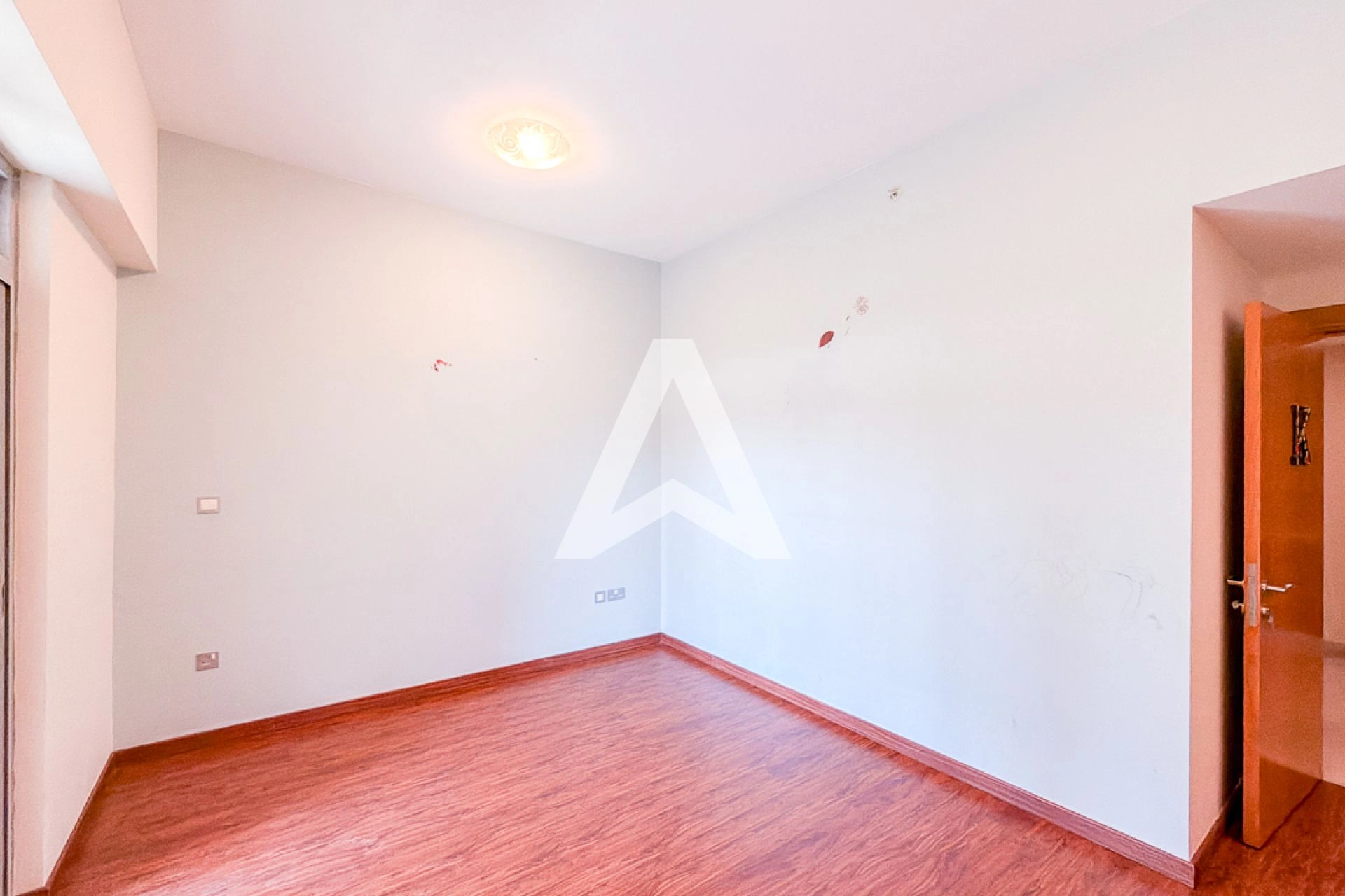 Displayed image from the thumbnail slider