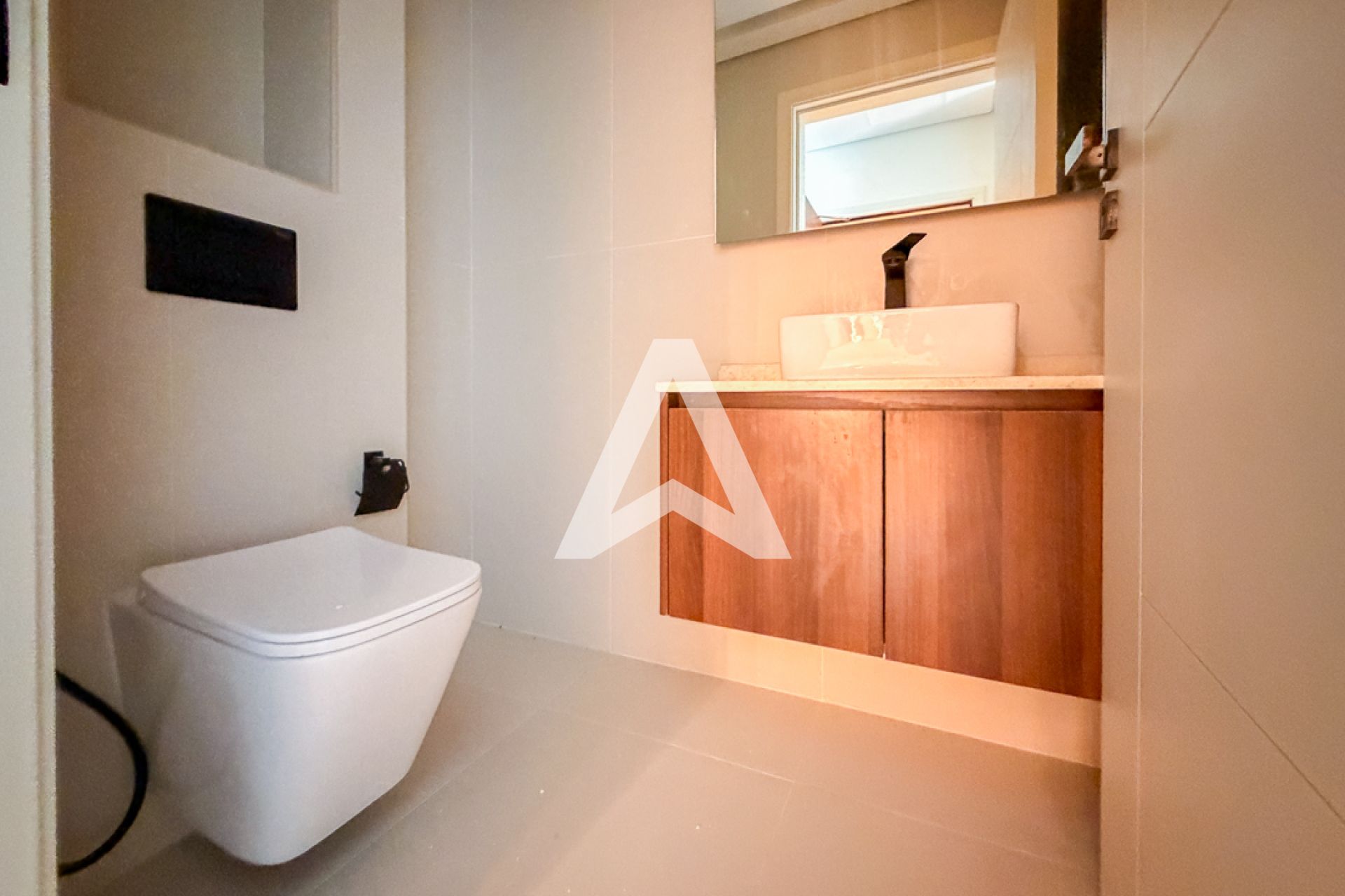 Displayed image from the thumbnail slider