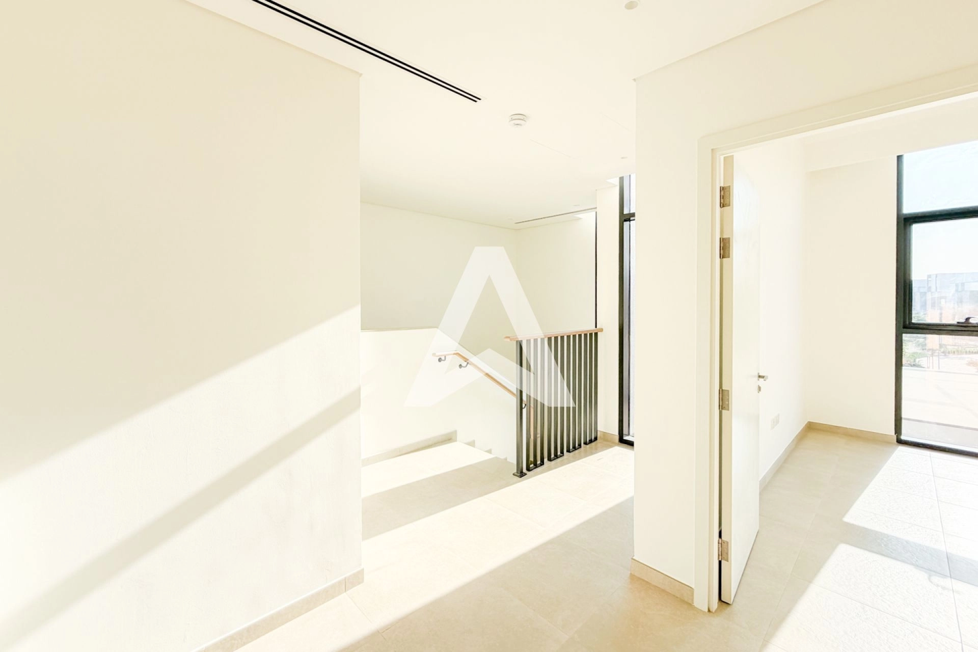 Displayed image from the thumbnail slider
