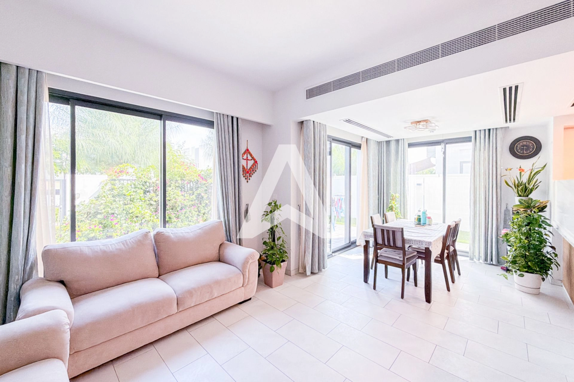 Displayed image from the thumbnail slider
