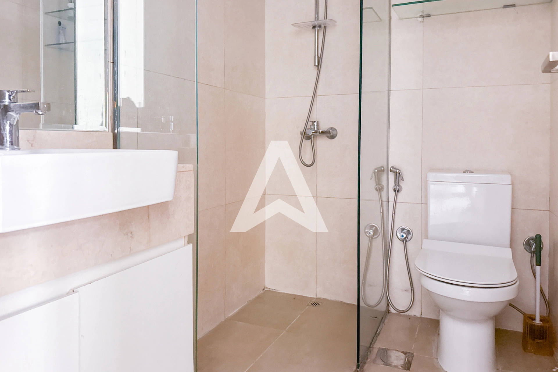 Displayed image from the thumbnail slider