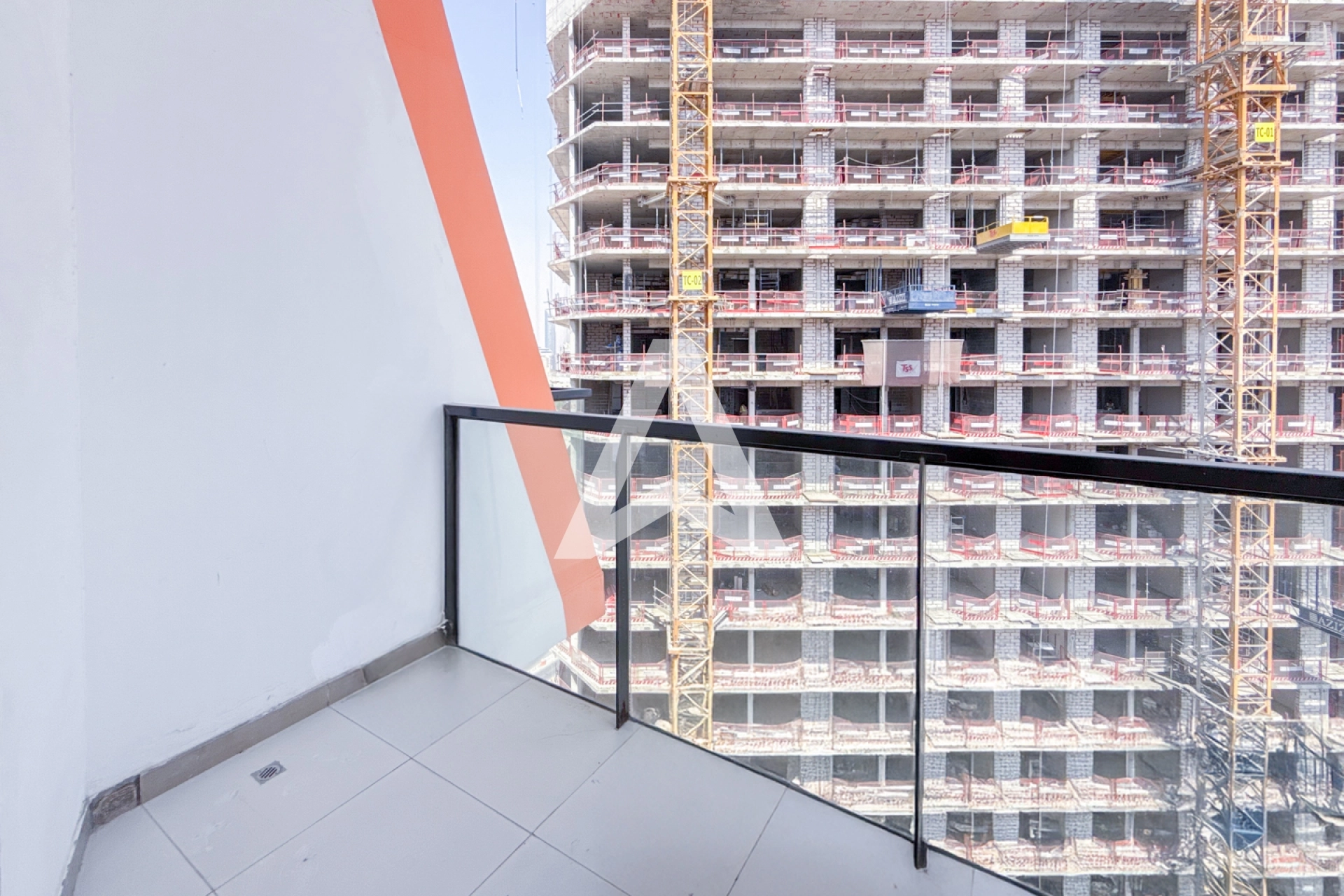 Displayed image from the thumbnail slider