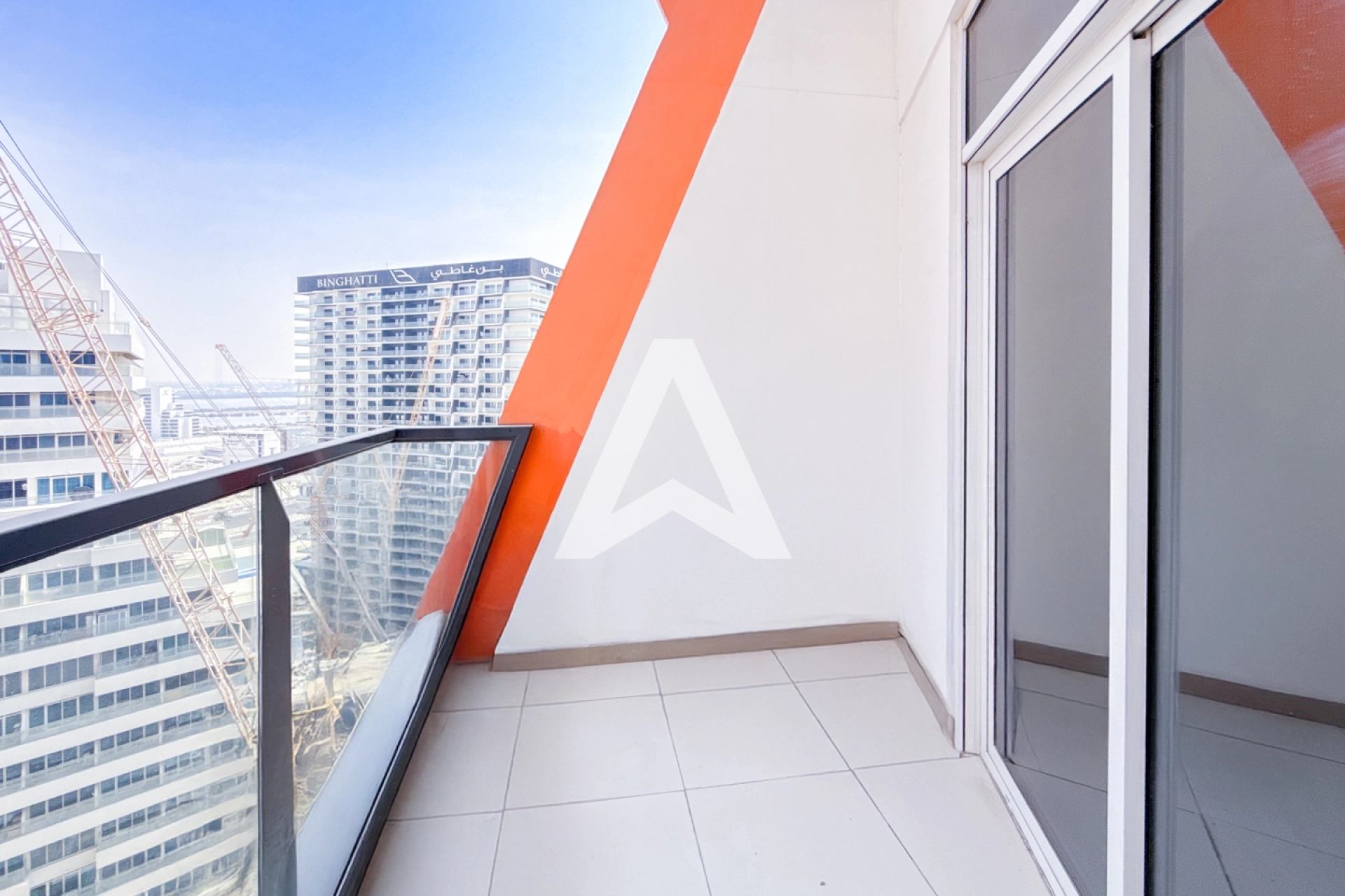 Displayed image from the thumbnail slider